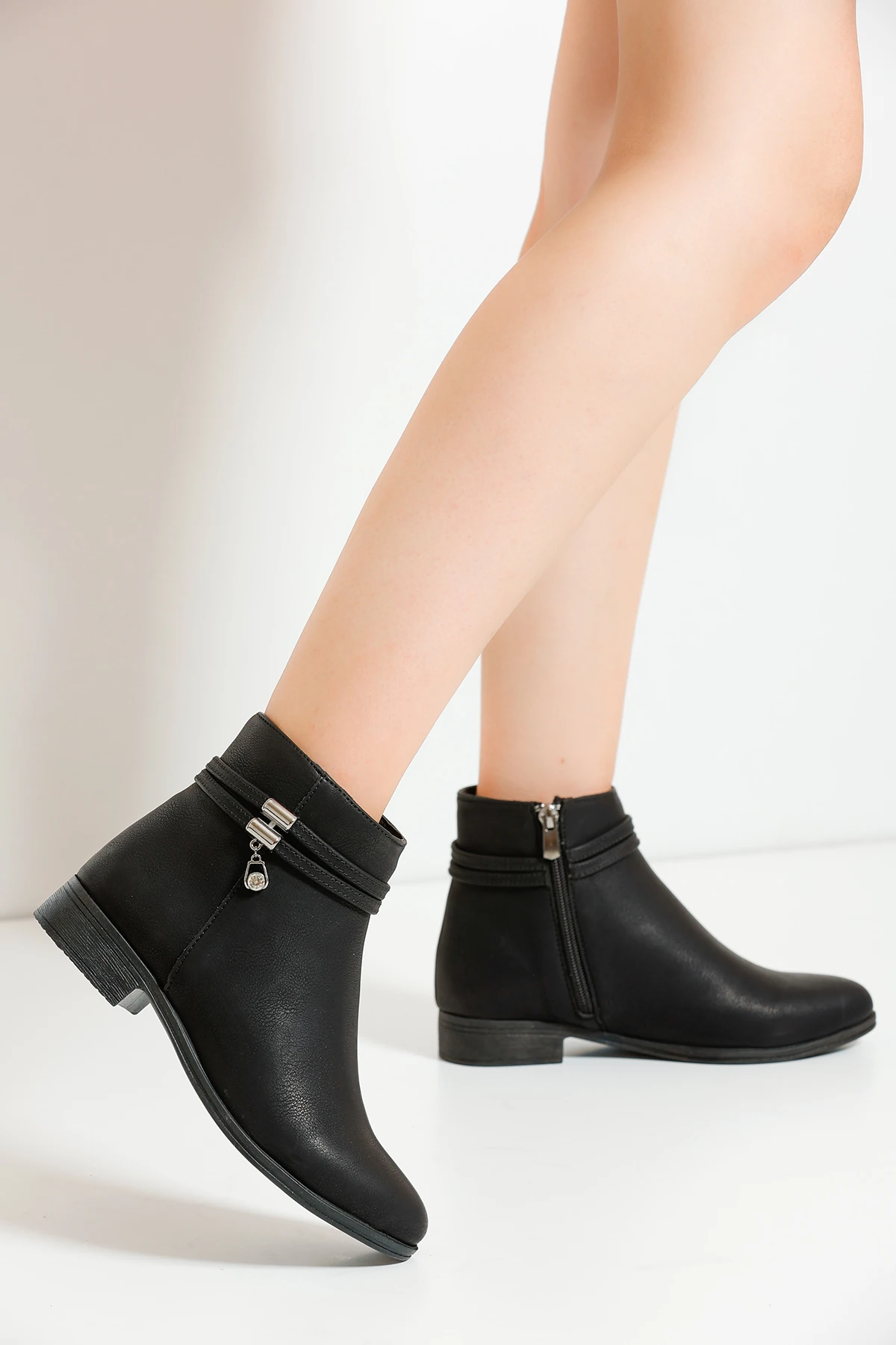 Kadın Tokalı Fermuarlı Rahat Bot Kaymaz Taban PTK013 - Siyah Cilt