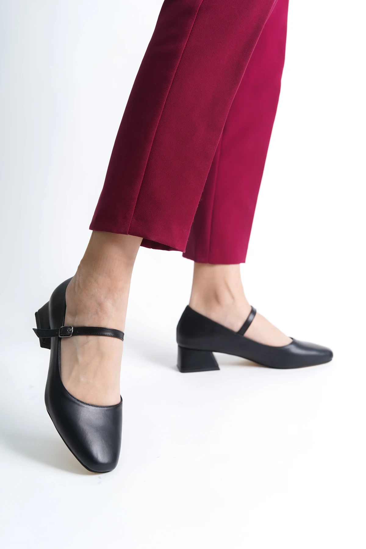 Kadın Tek Bantlı Geniş Burunlu Kalın Topuklu Ayakkabı 29205