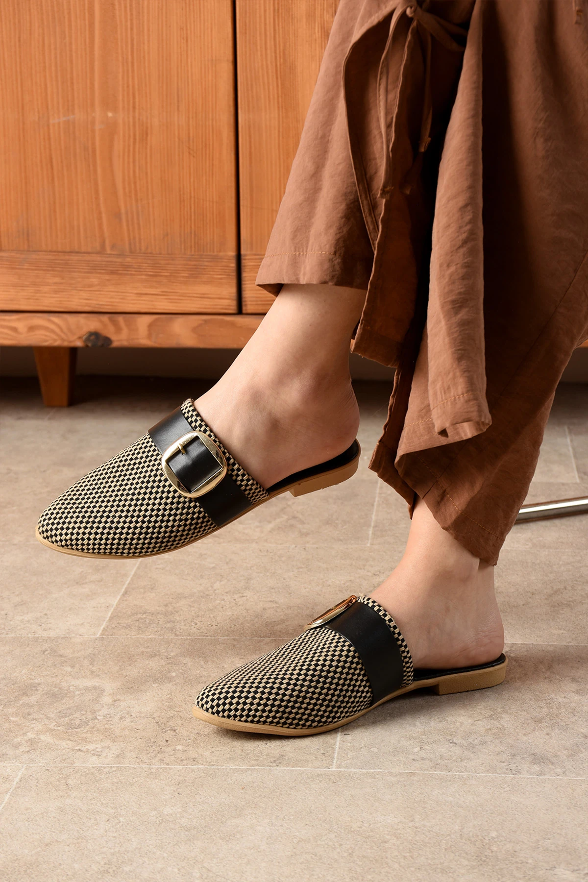 Kadın Tokalı Kapalı Terlik Günlük Hasır Rahat Yumuşak Bohça Misafir Deniz Ev Plaj SL02 - Siyah Bej