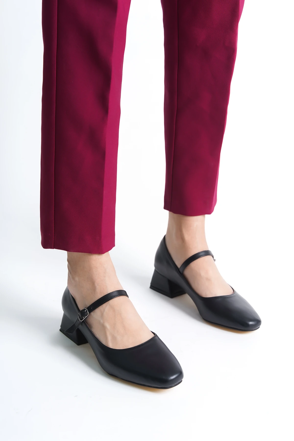 Kadın Tek Bantlı Geniş Burunlu Kalın Topuklu Ayakkabı 29205