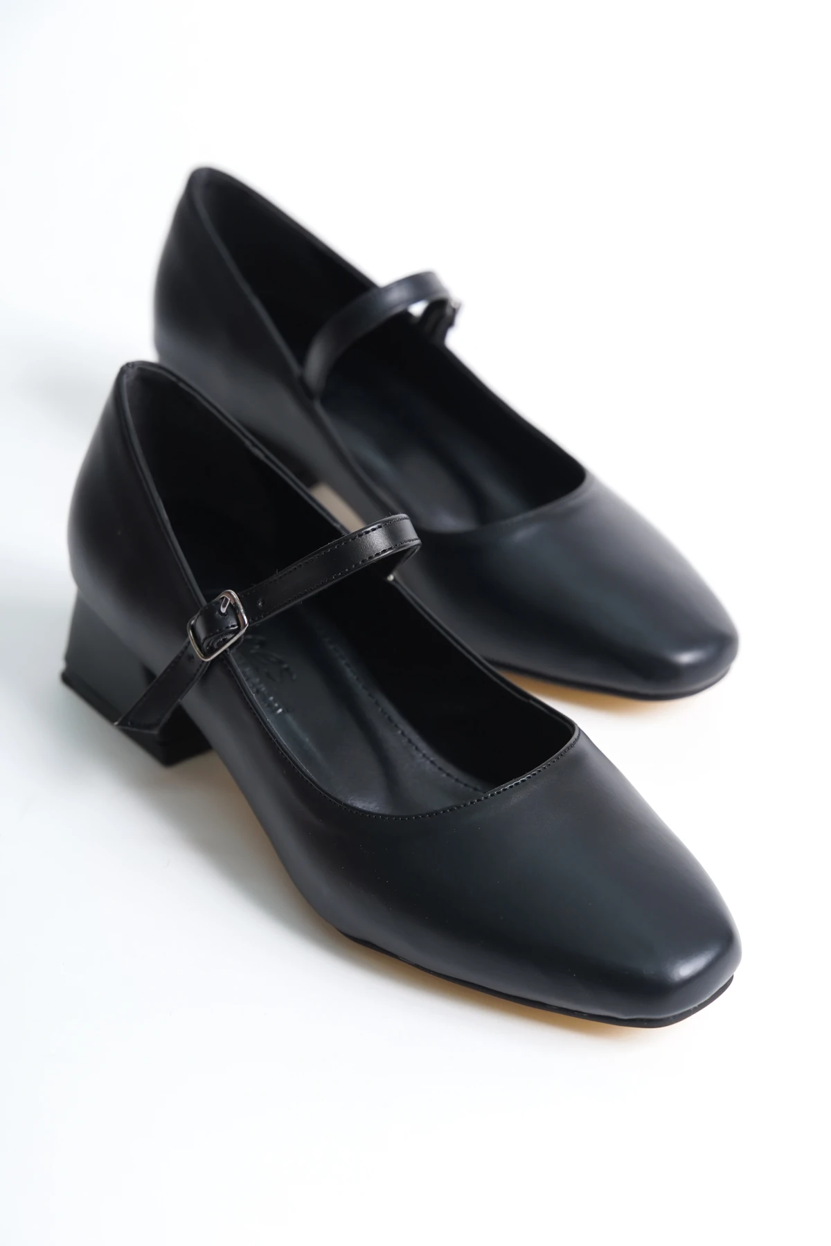 Kadın Tek Bantlı Geniş Burunlu Kalın Topuklu Ayakkabı 29205