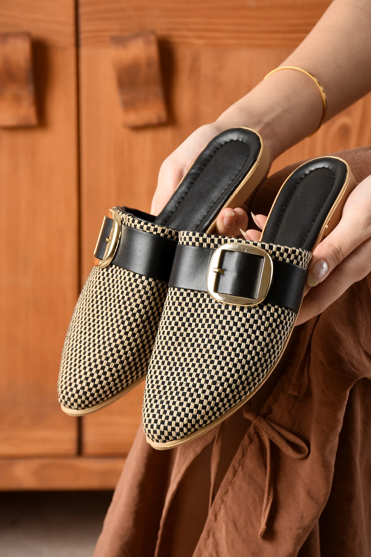 Kadın Tokalı Kapalı Terlik Günlük Hasır Rahat Yumuşak Bohça Misafir Deniz Ev Plaj SL02 - Siyah Bej