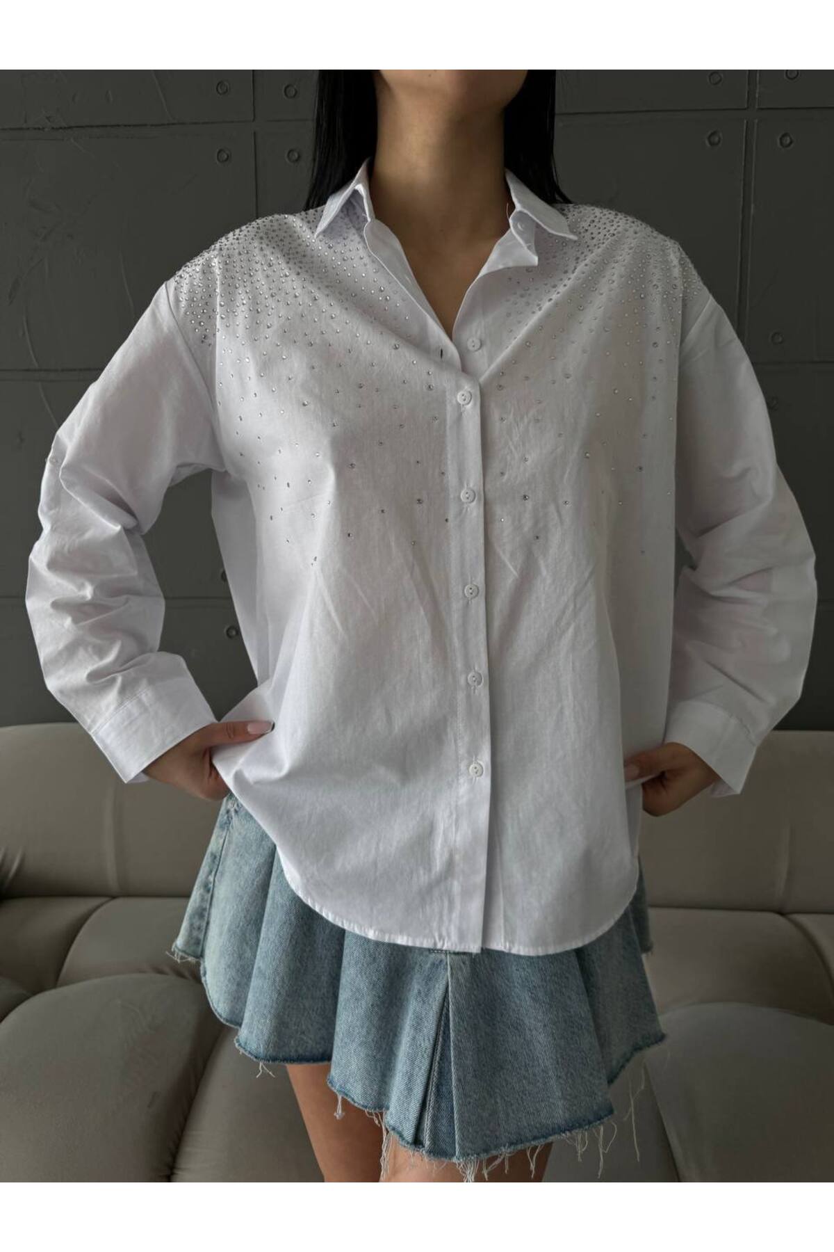Kadın Beyaz Oversize Gömlek Poplin Taş Aksesuarlı