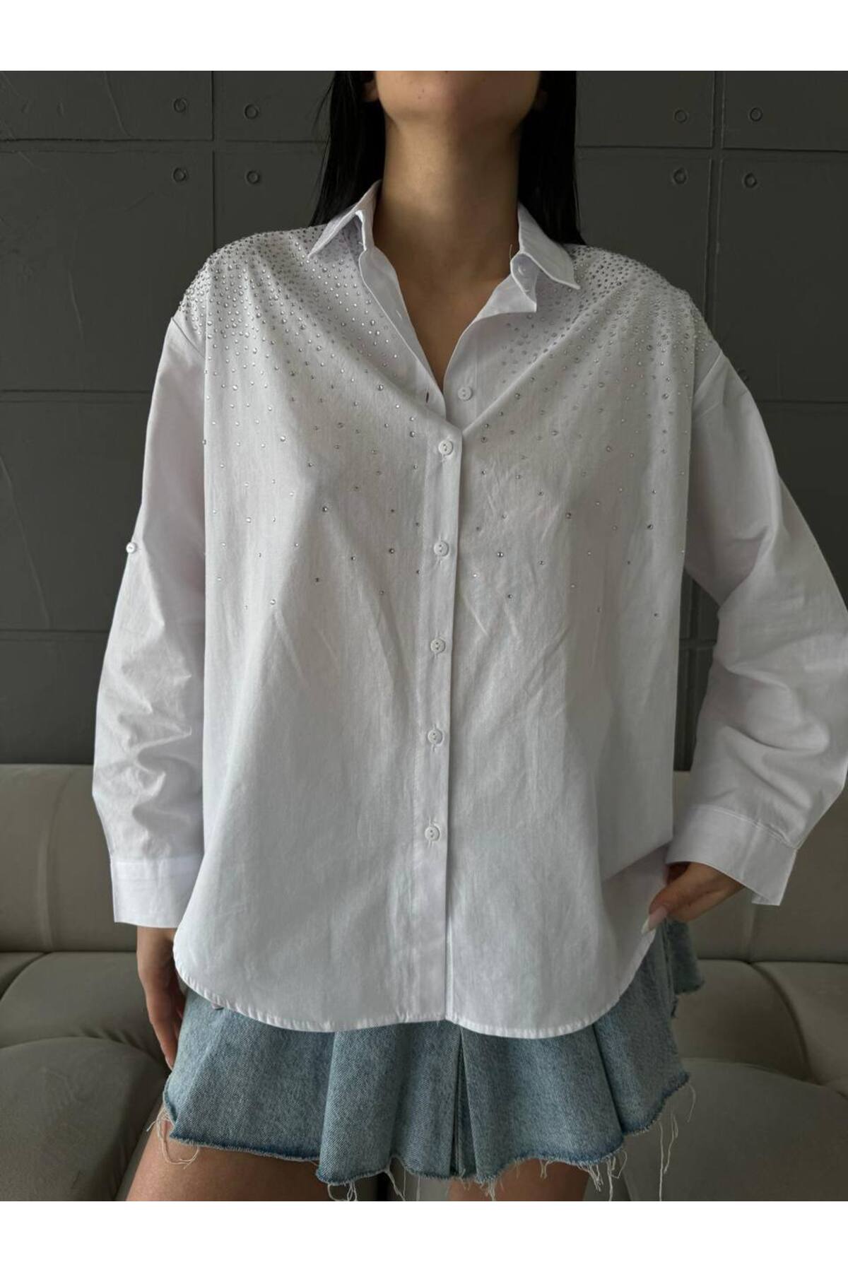 Kadın Beyaz Oversize Gömlek Poplin Taş Aksesuarlı