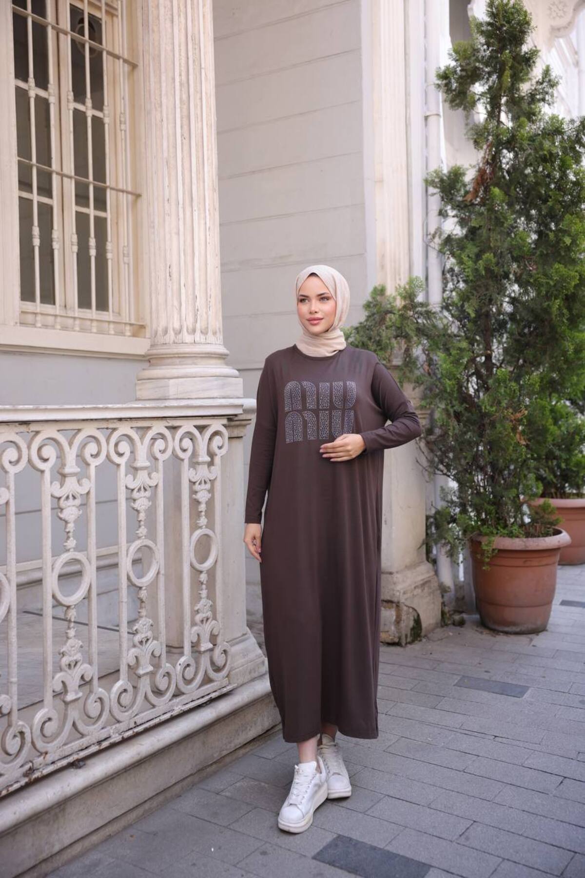 Kadın Taş Aksesuarlı Vorteks Penye Tesettür Elbise (Likralı Pamuk Kumaş ) - Kahverengi