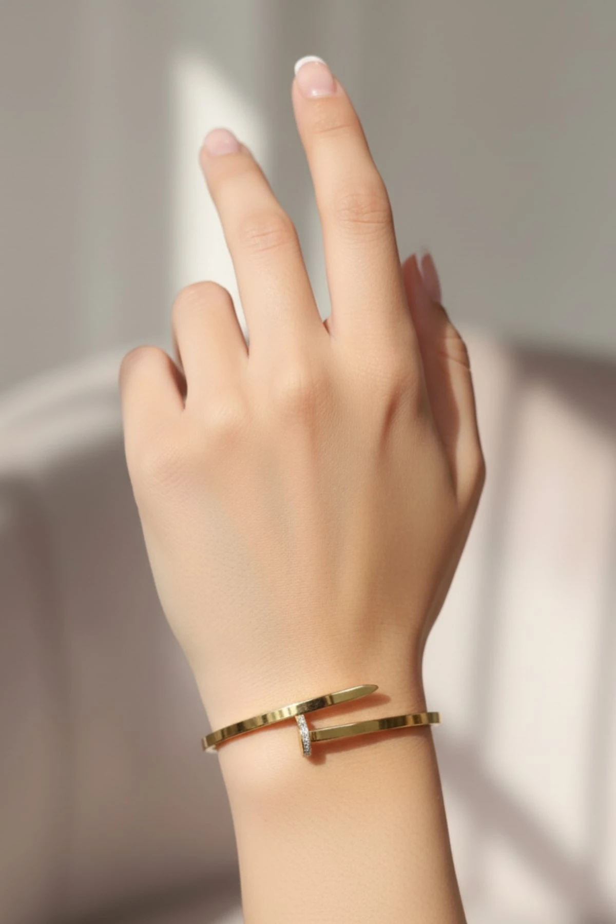 ÇELİK TAŞLI ÇİVİLİ KELEPÇE BİLEKLİK CRTIER-CVL-BLK-LZ-GLD