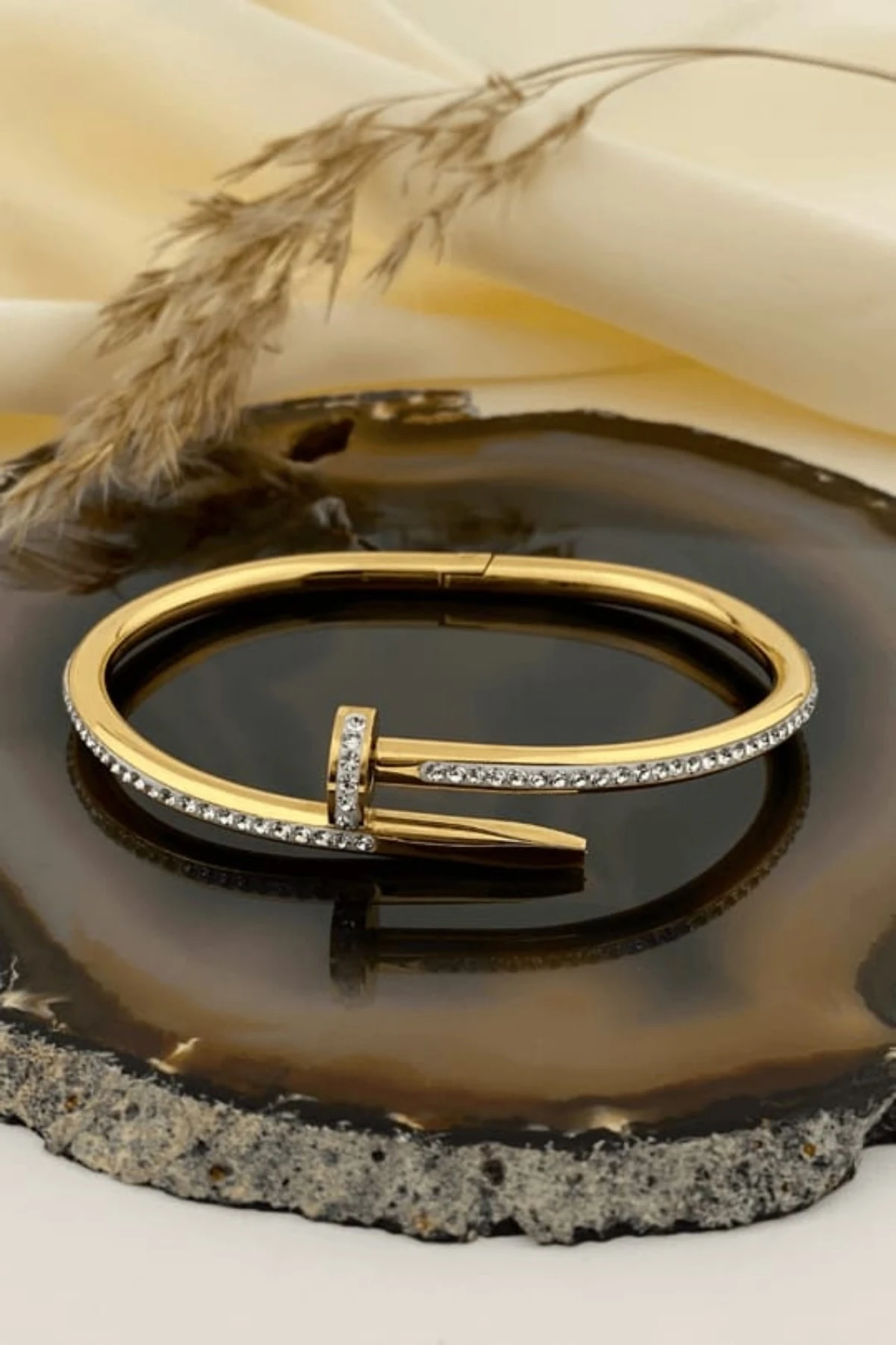 ÇİVİ MODEL ZİRKON TAŞLI GOLD RENKLİ KELEPÇE CVL-BLK-GLD-TSLI