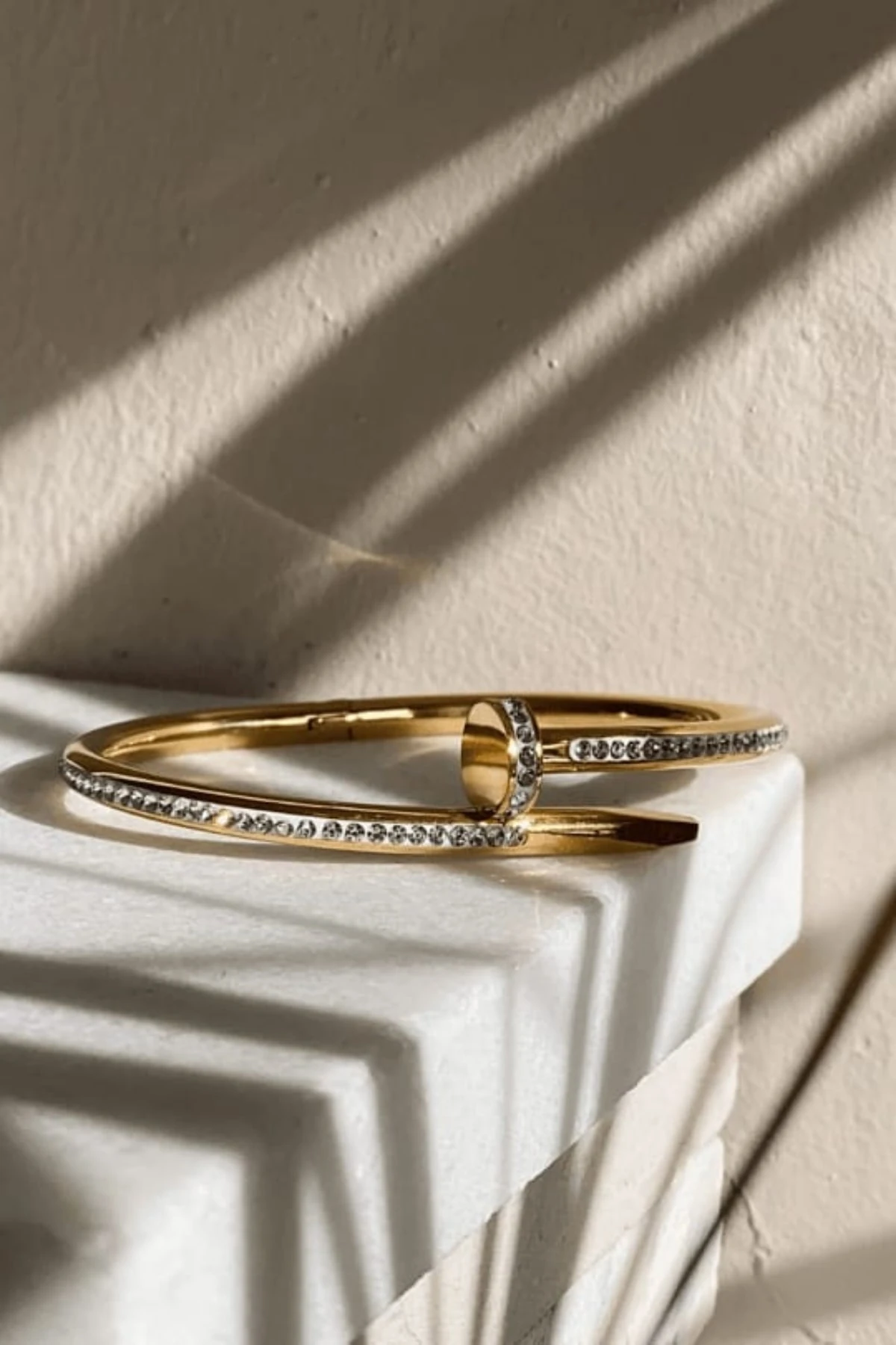 ÇİVİ MODEL ZİRKON TAŞLI GOLD RENKLİ KELEPÇE CVL-BLK-GLD-TSLI