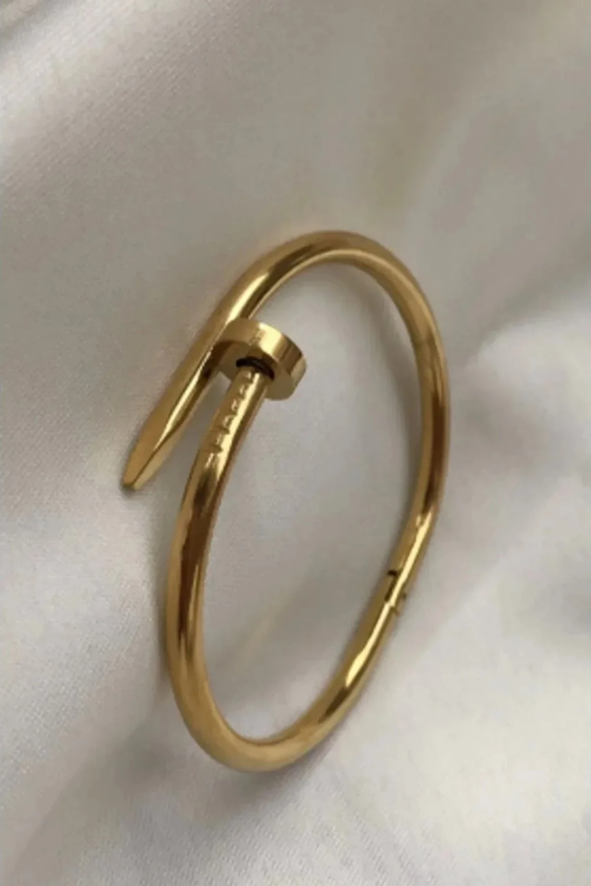 ÇELİK TAŞSIZ ÇİVİLİ KELEPÇE BİLEKLİK	CRTIER-CVL-BLK-GLD