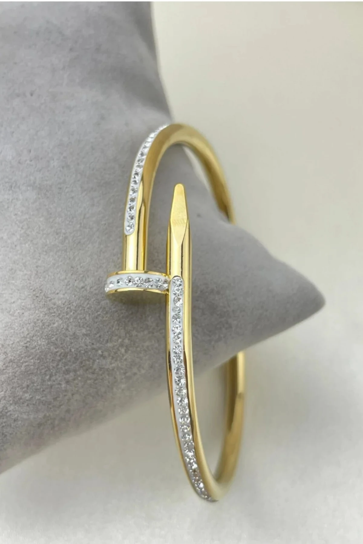 ÇİVİ MODEL ZİRKON TAŞLI GOLD RENKLİ KELEPÇE CVL-BLK-GLD-TSLI