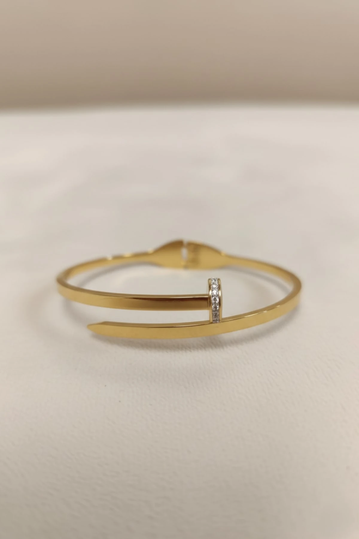 ÇELİK TAŞLI ÇİVİLİ KELEPÇE BİLEKLİK CRTIER-CVL-BLK-LZ-GLD