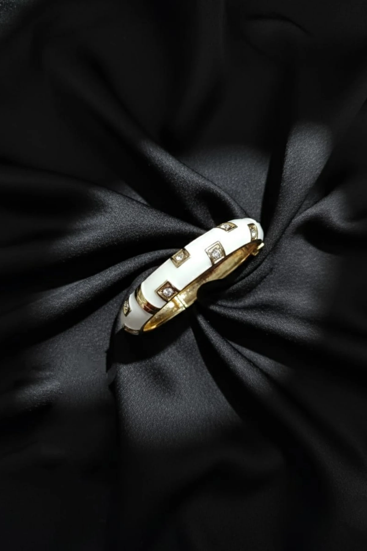 MİNELİ BEYAZ TAŞLI KELEPÇE MNL-KLP-02