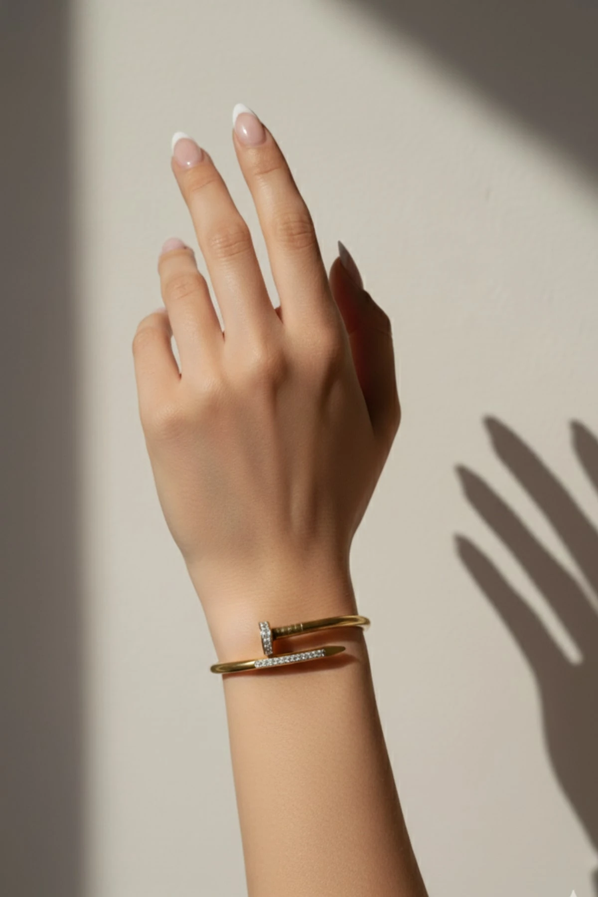 ÇİVİ MODEL ZİRKON TAŞLI GOLD RENKLİ KELEPÇE CVL-BLK-GLD-TSLI