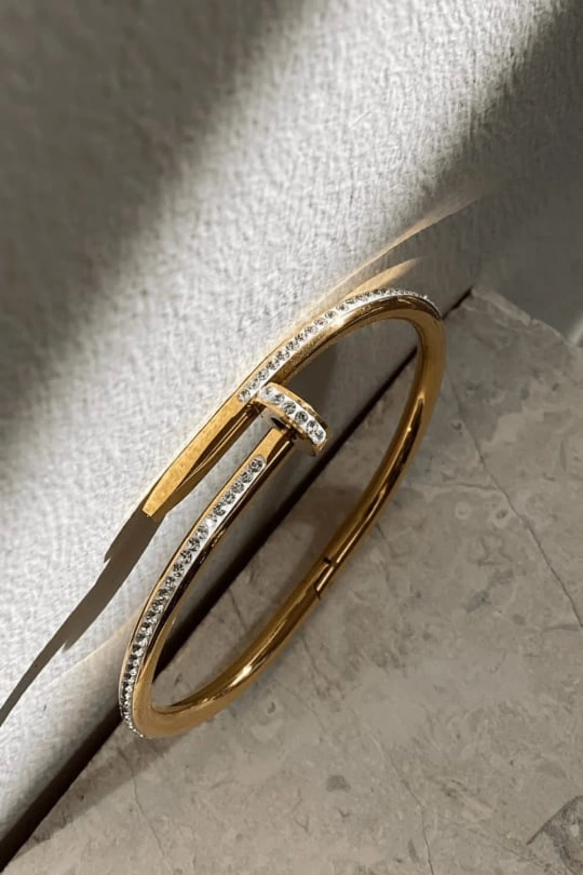 ÇİVİ MODEL ZİRKON TAŞLI GOLD RENKLİ KELEPÇE