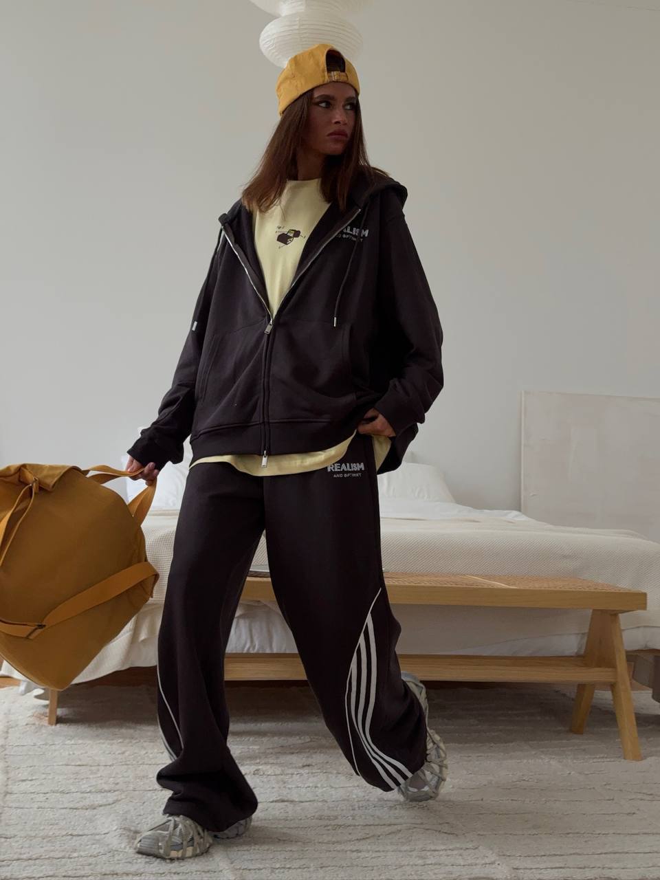 ŞERİTLİ VE BASKILI EŞOFMAN TAKIM - KAHVE