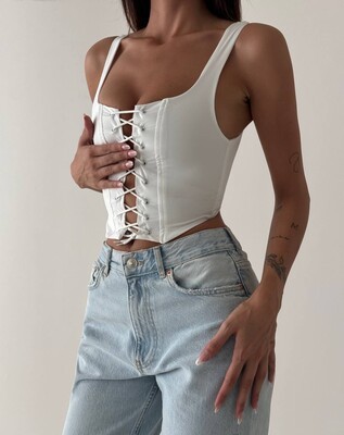 İP DETAYLI ASKILI CROP BEYAZ