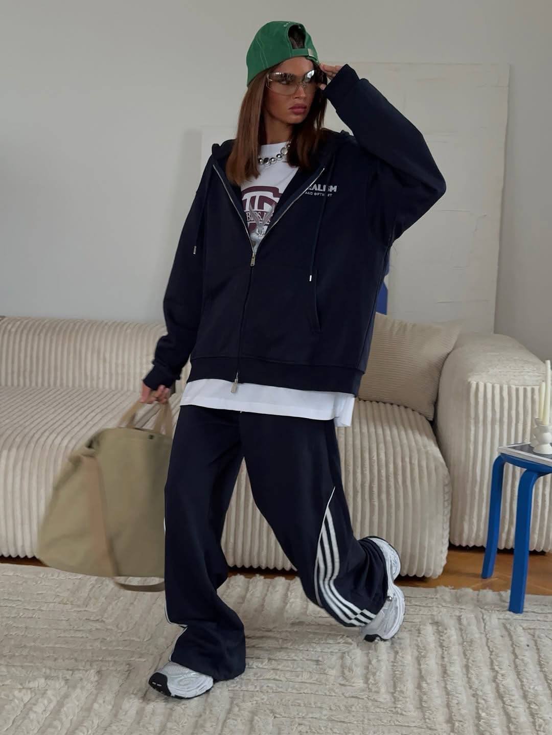 ŞERİTLİ VE BASKILI EŞOFMAN TAKIM