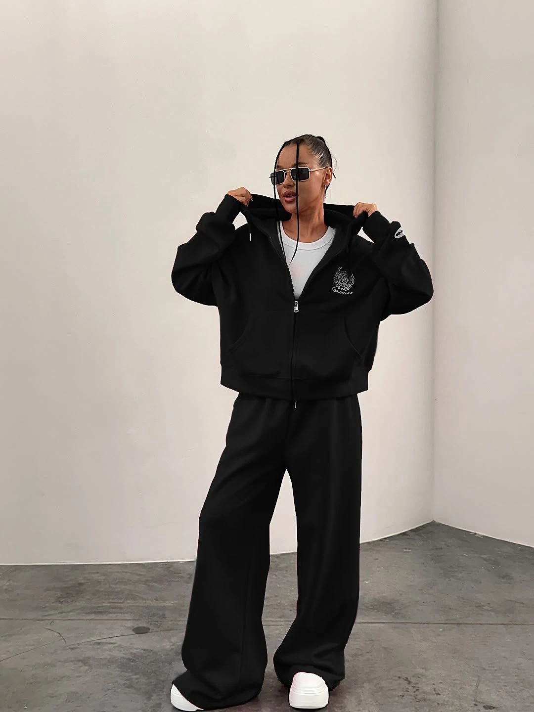 NAKIŞLI ÜÇ İPLİK EŞOFMAN TAKIM