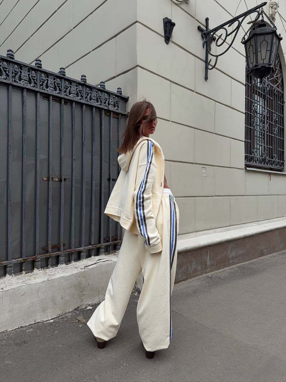 ŞERİTLİ ÜÇ İPLİK EŞOFMAN TAKIM