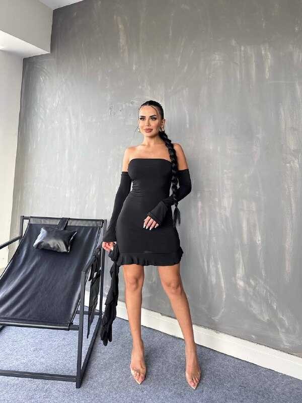 GÜL DETAYLI SİYAH ELBİSE