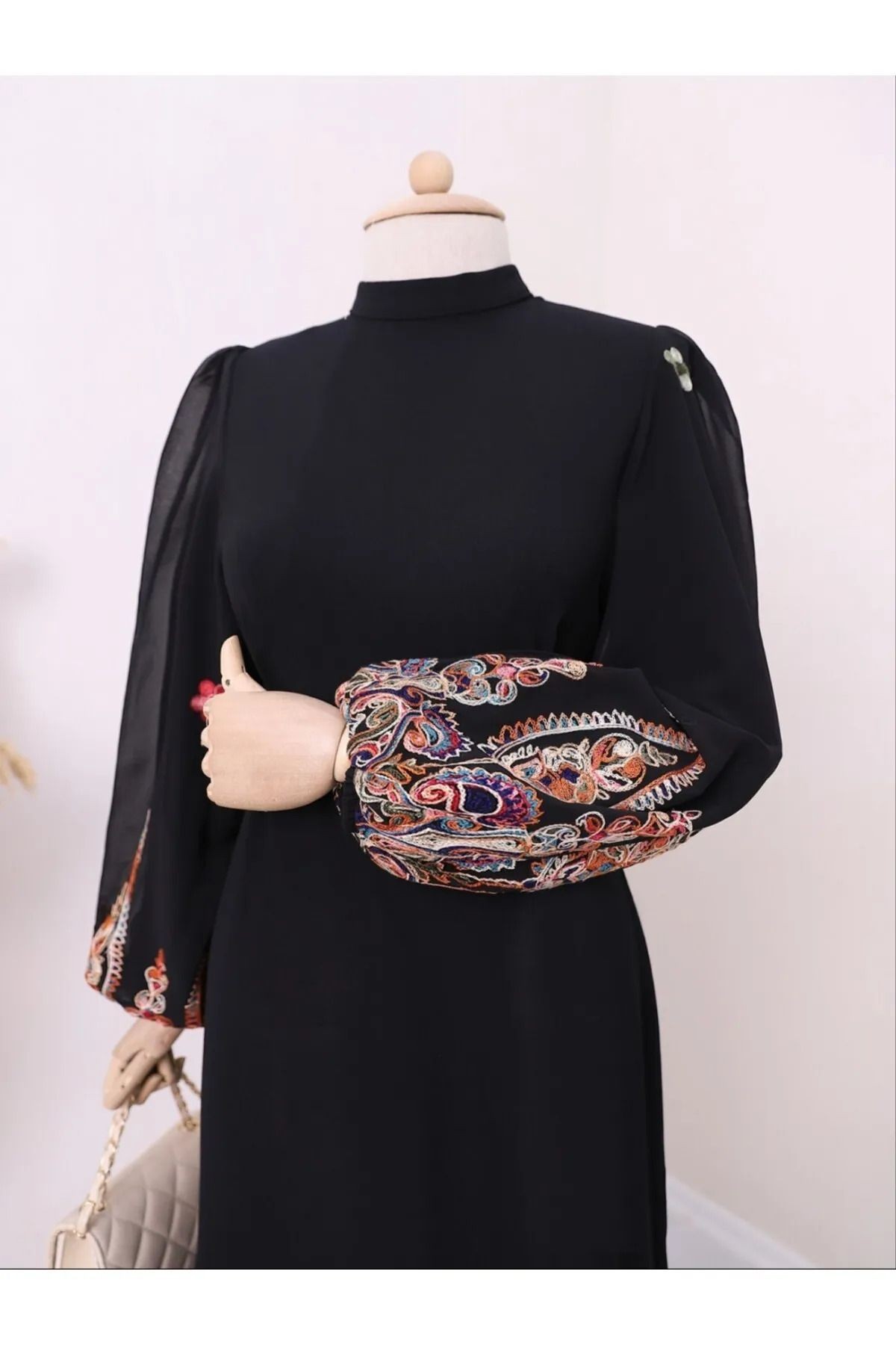 Kolu Nakış Işleme Elbise - siyah