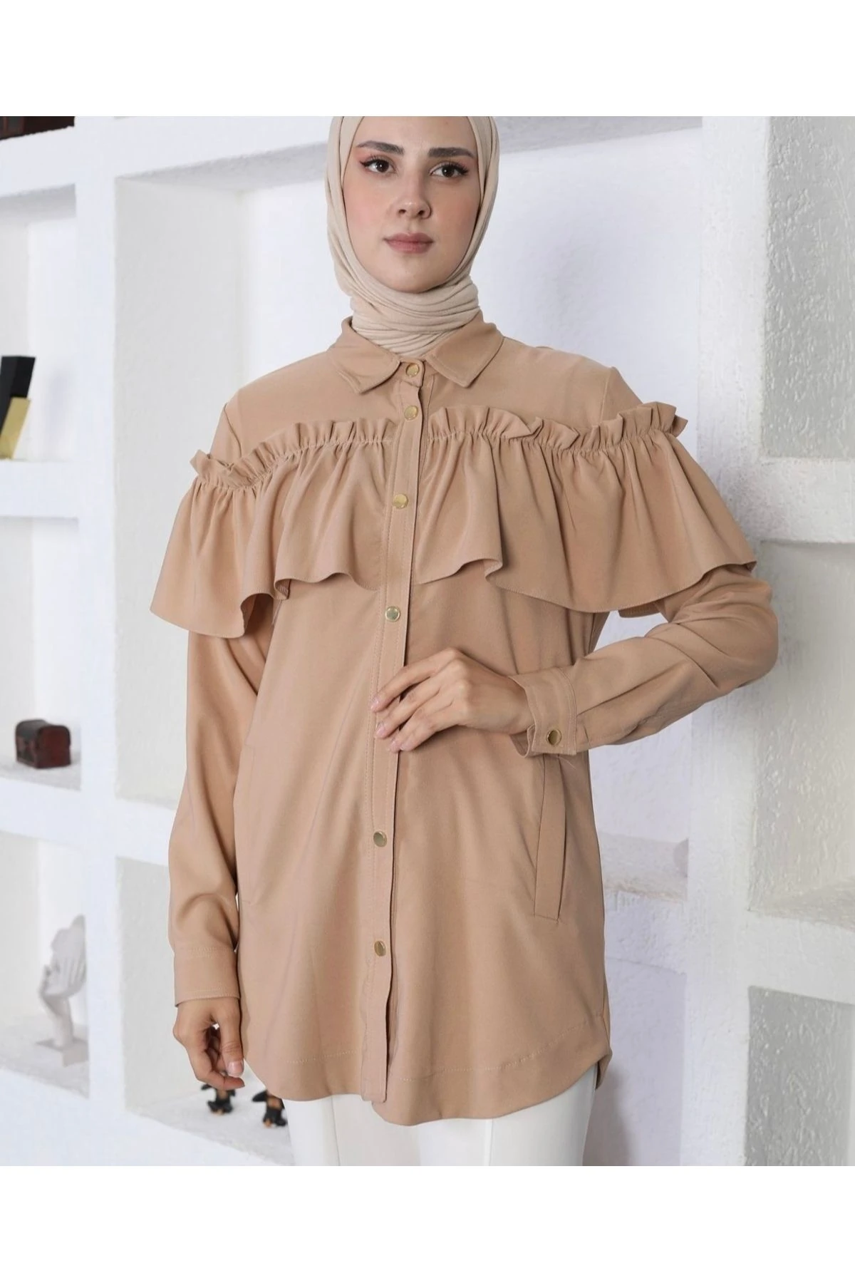 FIRFIRLI DÜĞMELİ GÖMLEK