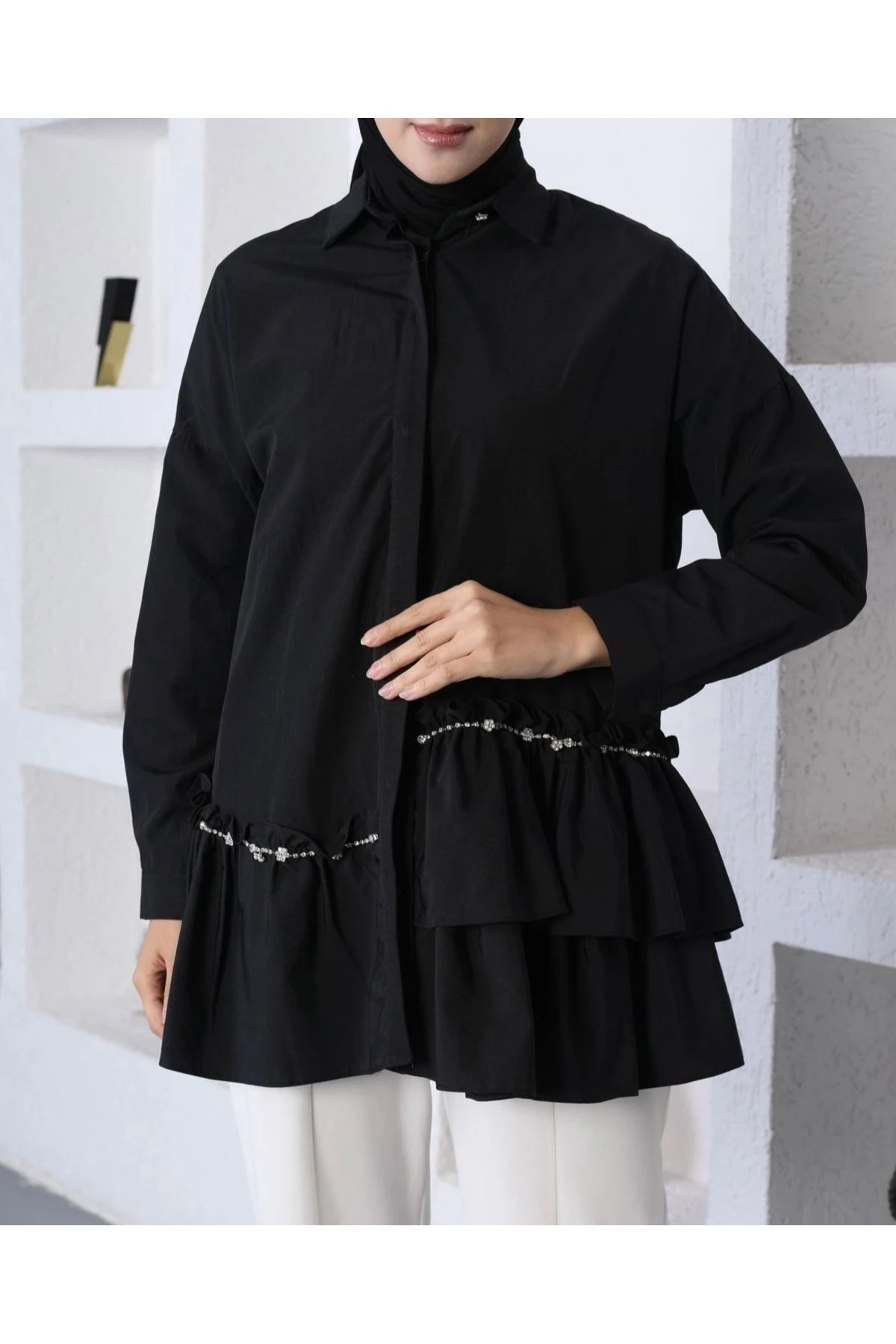 SİYAH TAŞ DETAYLI GÖMLEK