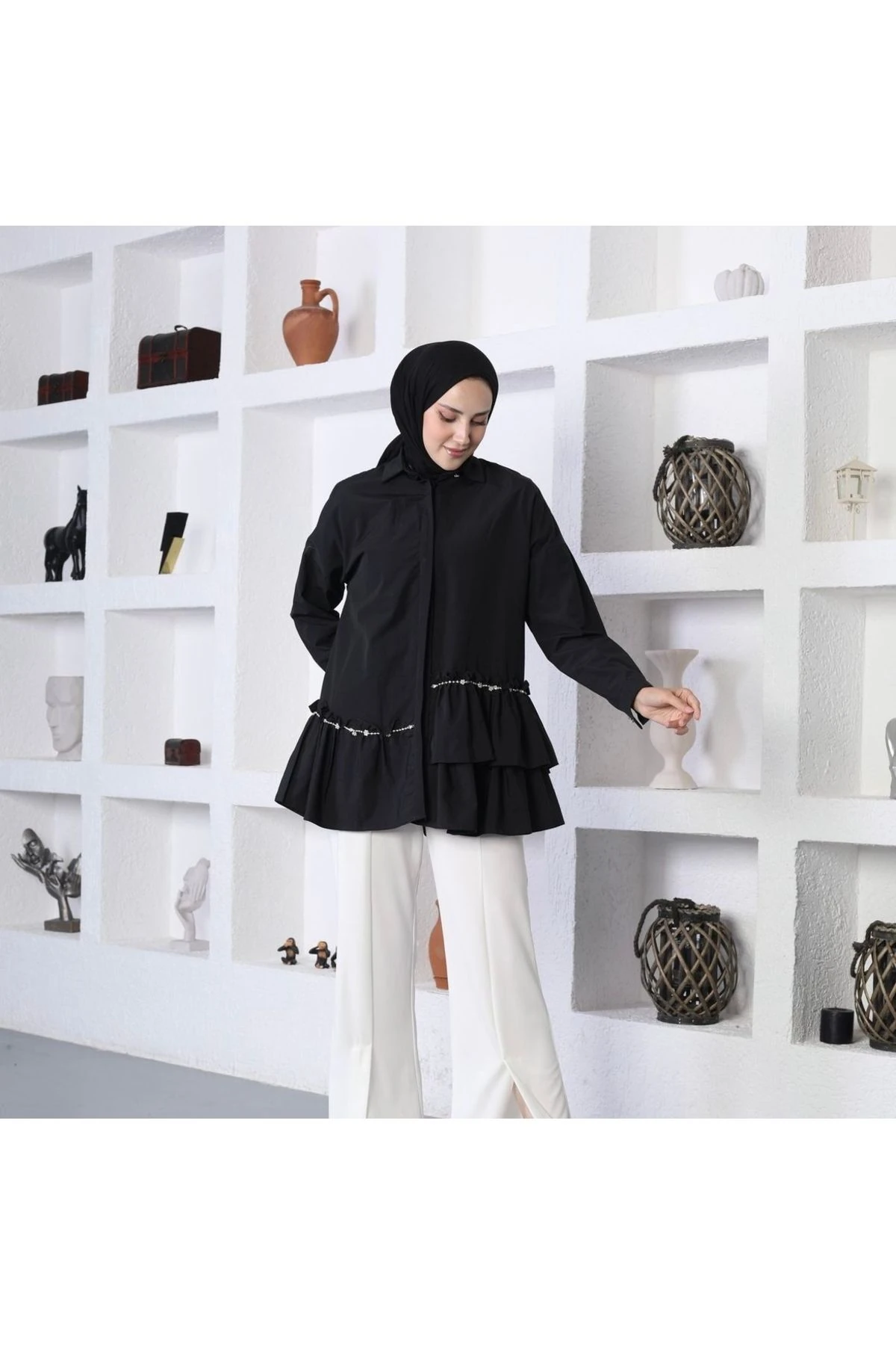 SİYAH TAŞ DETAYLI GÖMLEK