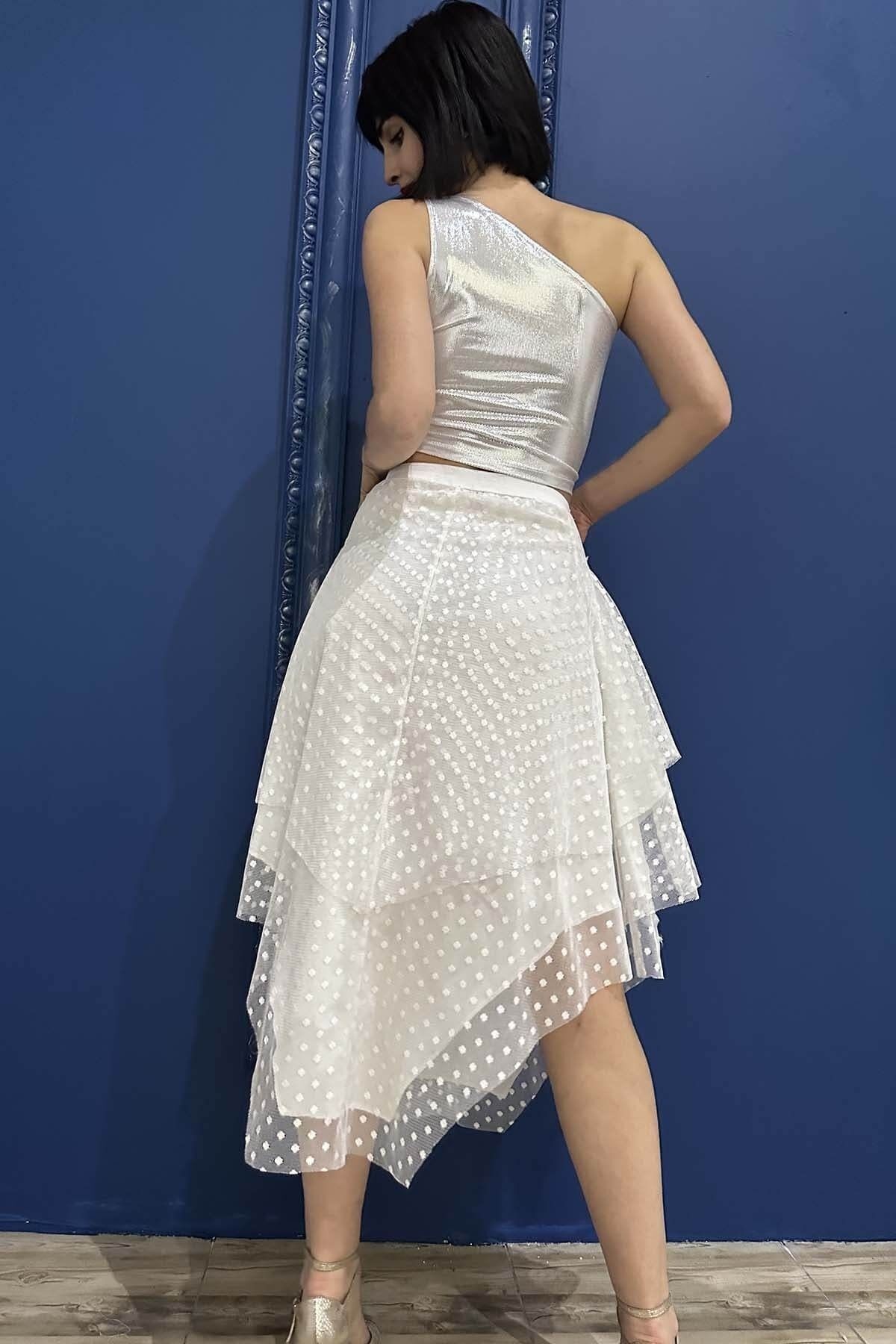 Asymmetrischer Tango-Rock mit Spitzendetails
