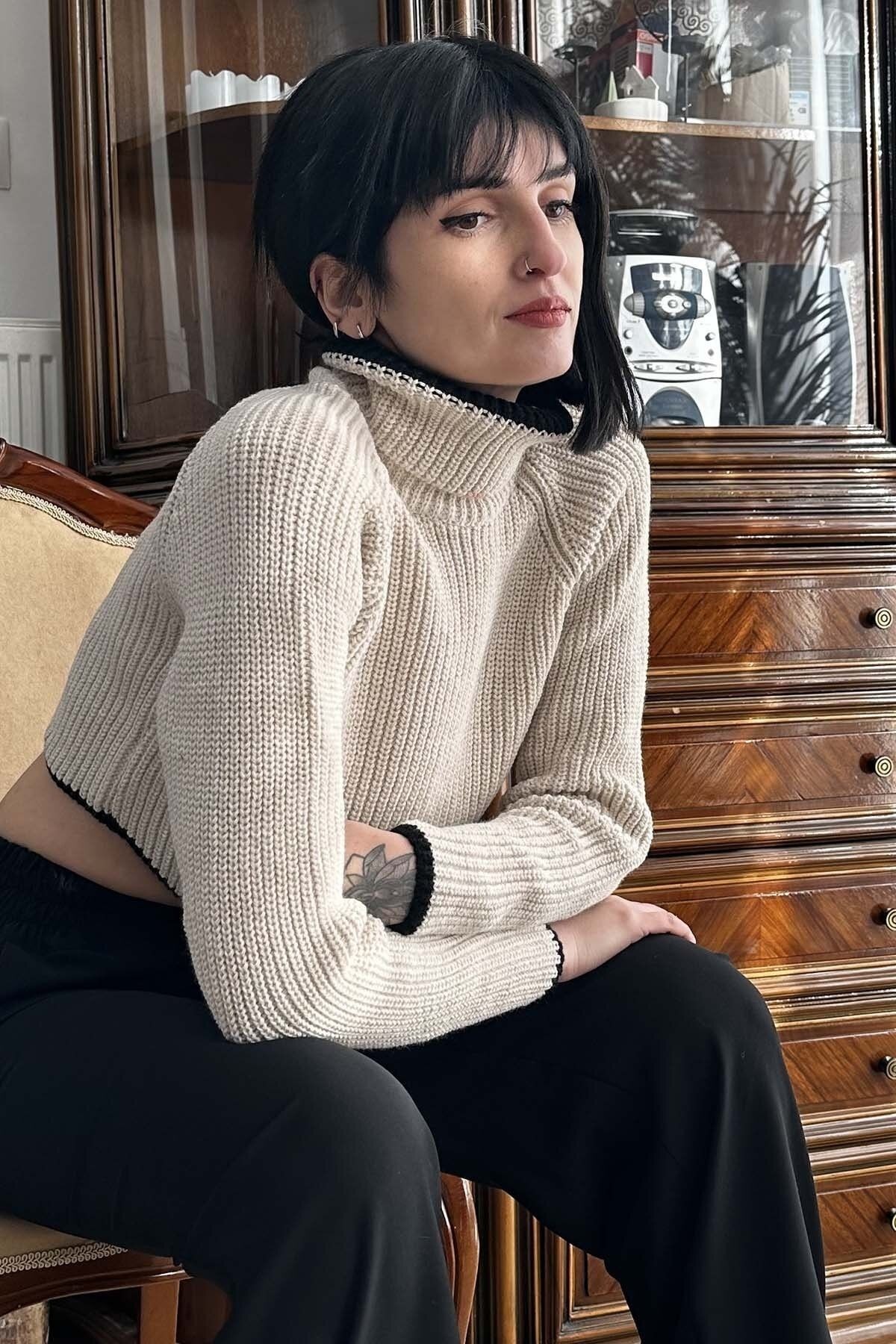 Oversize Turtleneck Crop Sweater