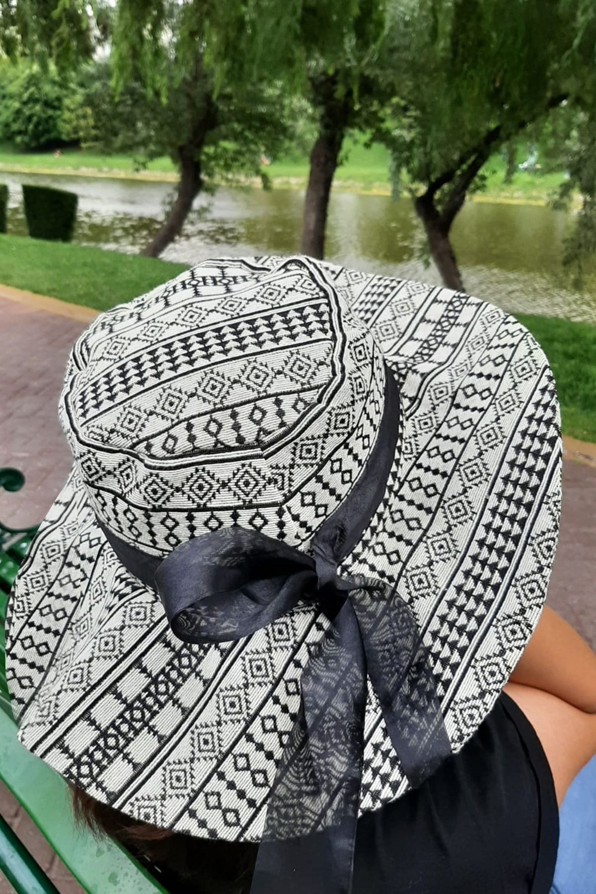 Cappello Estivo in Cotone con Ampia Tesa e Motivo Kilim