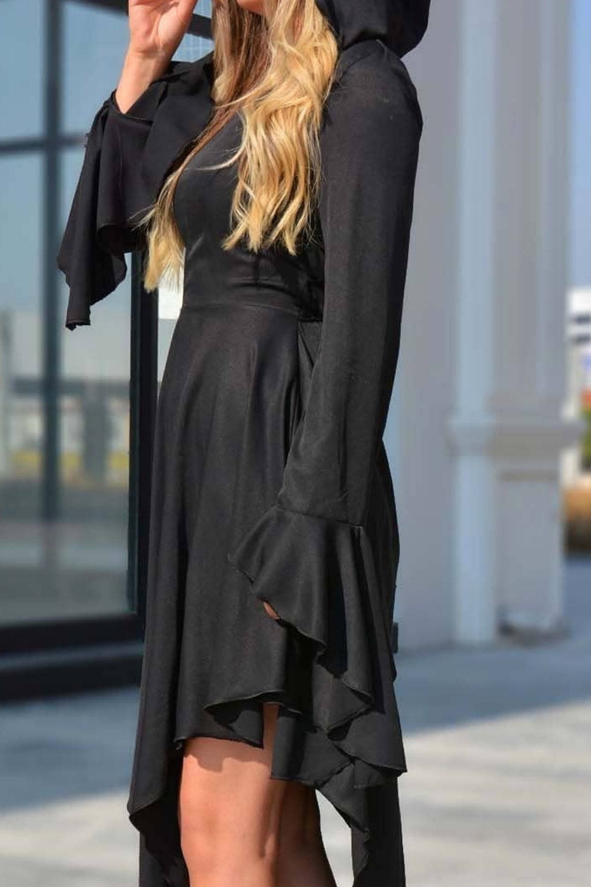 Asymmetrisches Kleid mit Kapuze und Gürtel für Damen