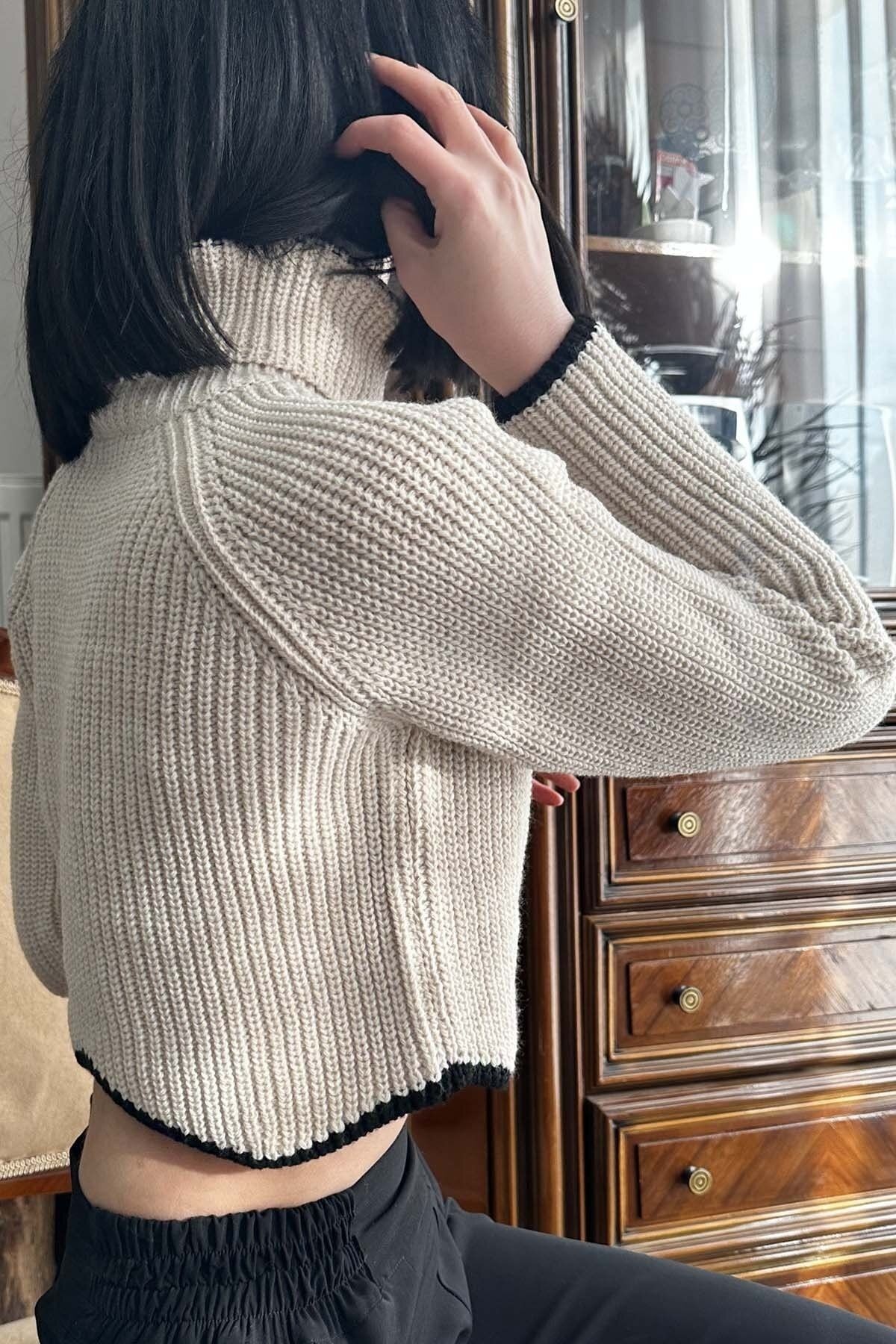 Oversize Turtleneck Crop Sweater