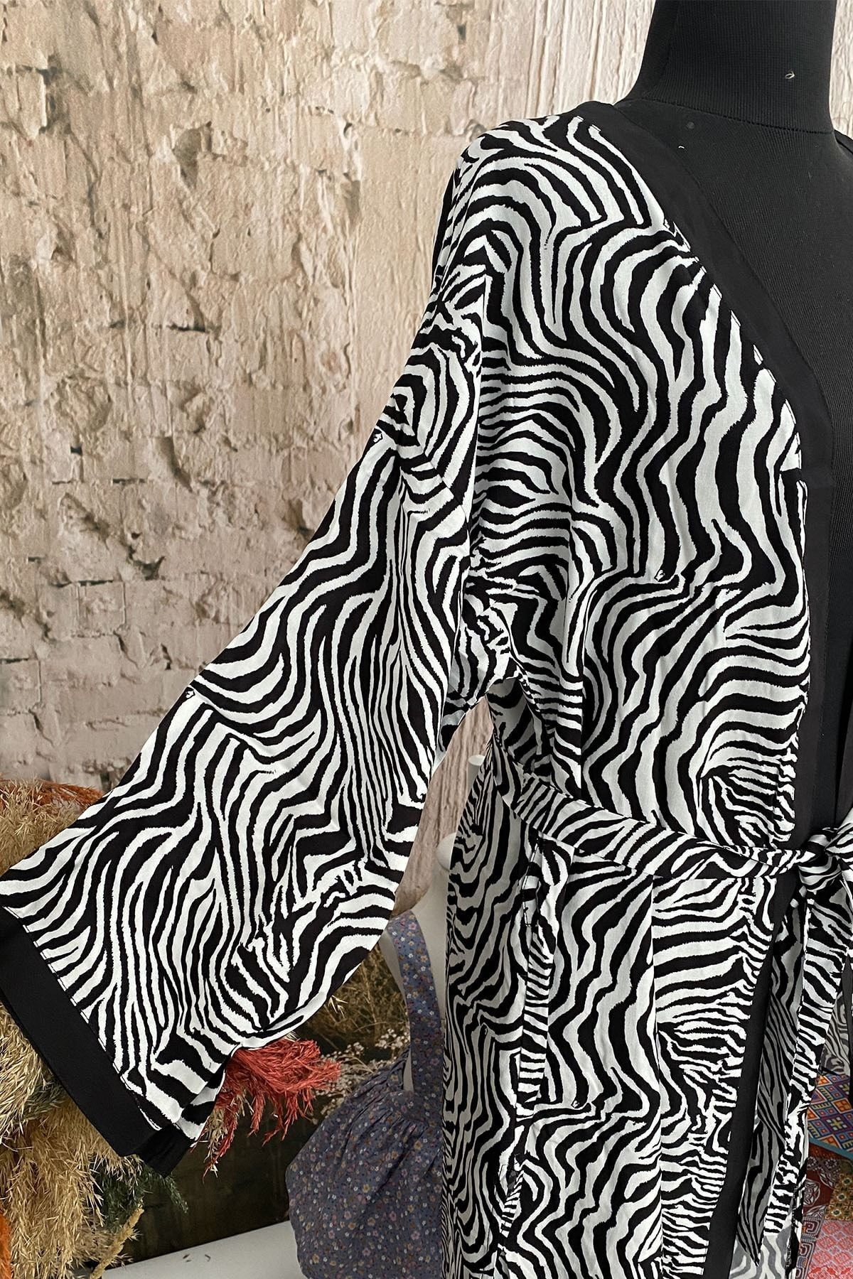 Kimono Lungo con Cintura e Motivo Zebra per Donna