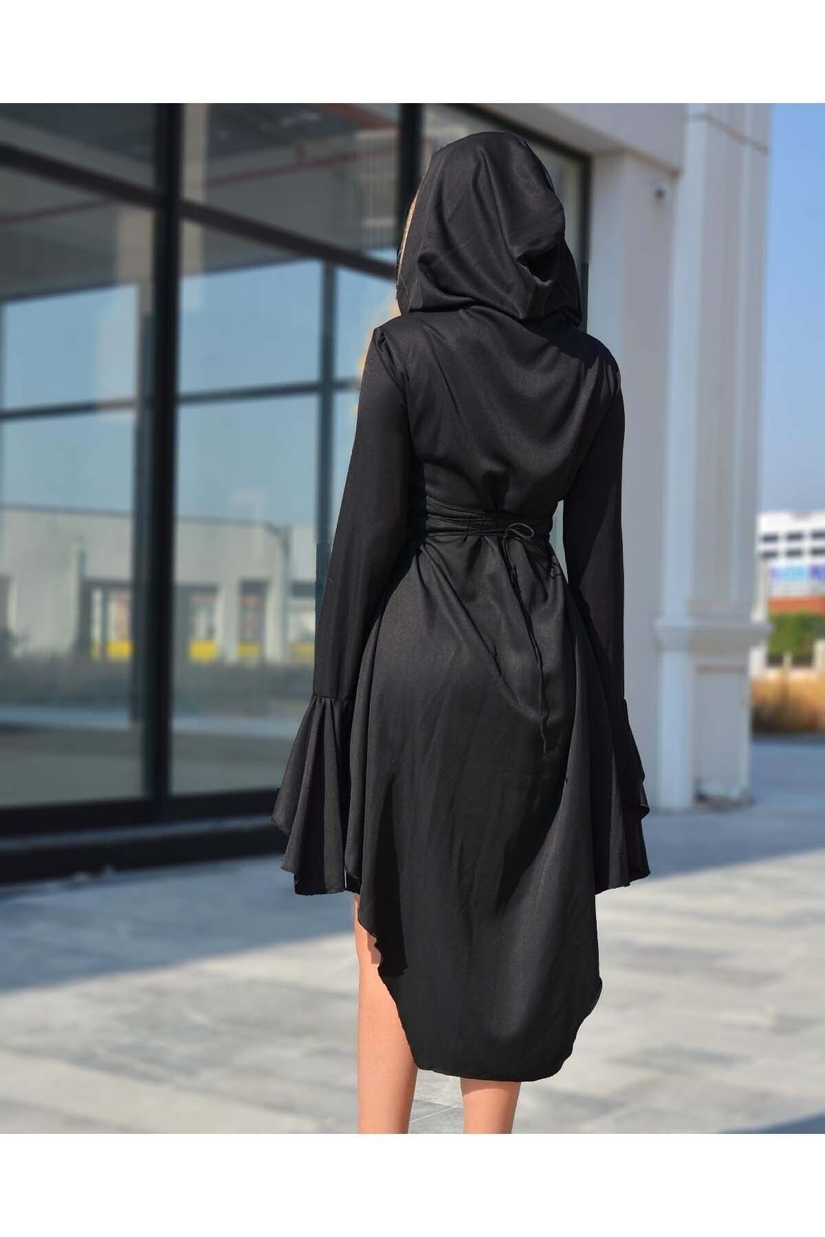 Asymmetrisches Kleid mit Kapuze und Gürtel für Damen