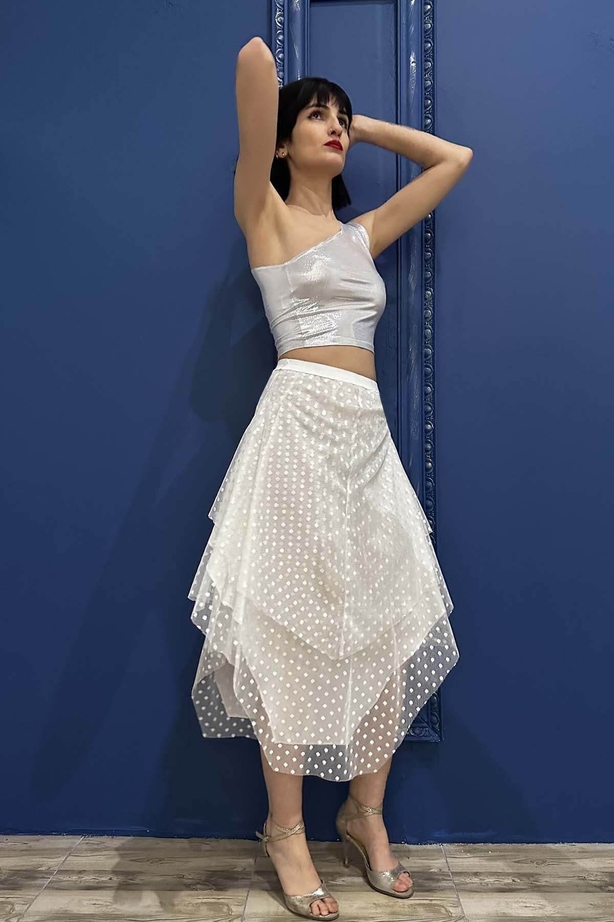 Asymmetrischer Tango-Rock mit Spitzendetails