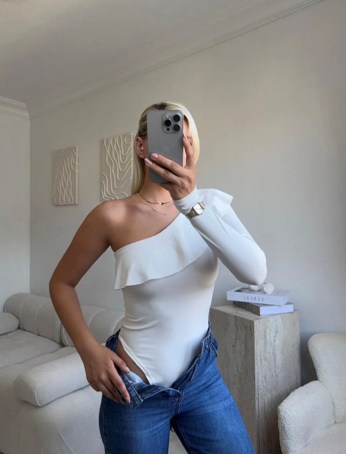 Tek Kol Zıbınlı Dökümlü Beyaz Bluz