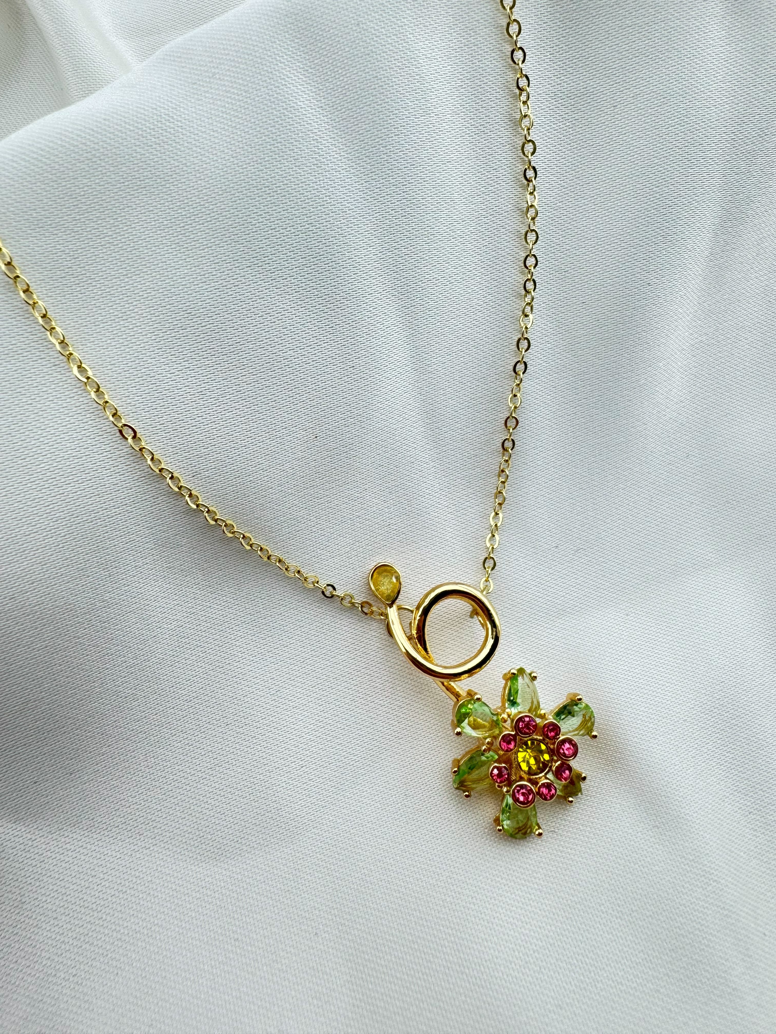 Altın Kaplama Zirkon Çiçek Desenli Çelik Kolye