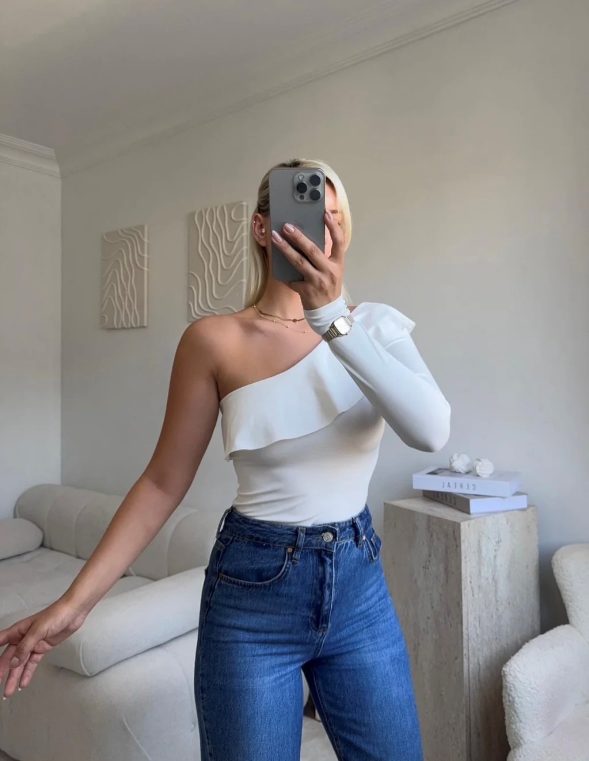 Tek Kol Zıbınlı Dökümlü Beyaz Bluz