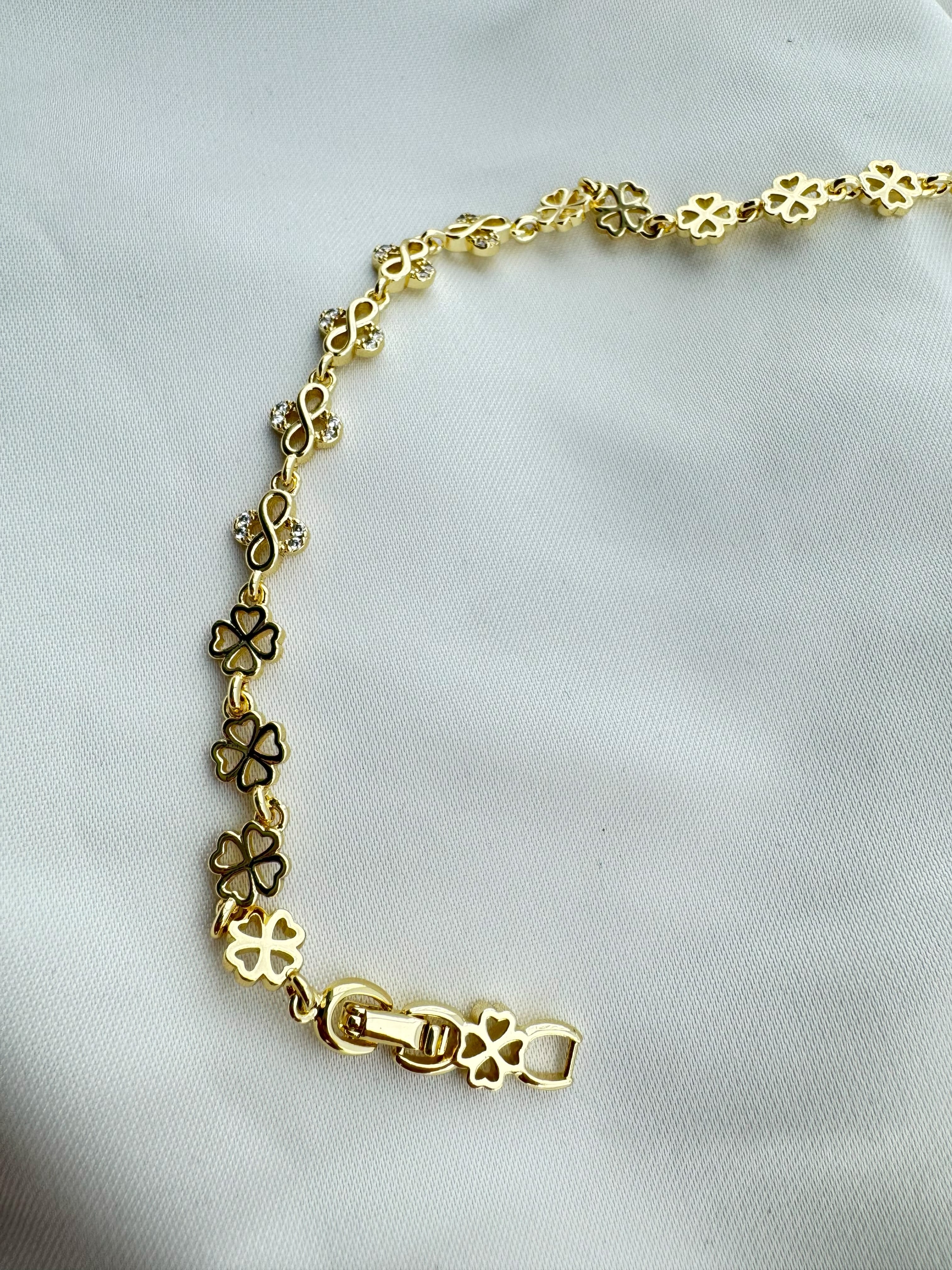 Altın Kaplama Taşlı Yonca Desenli Çelik Bileklik