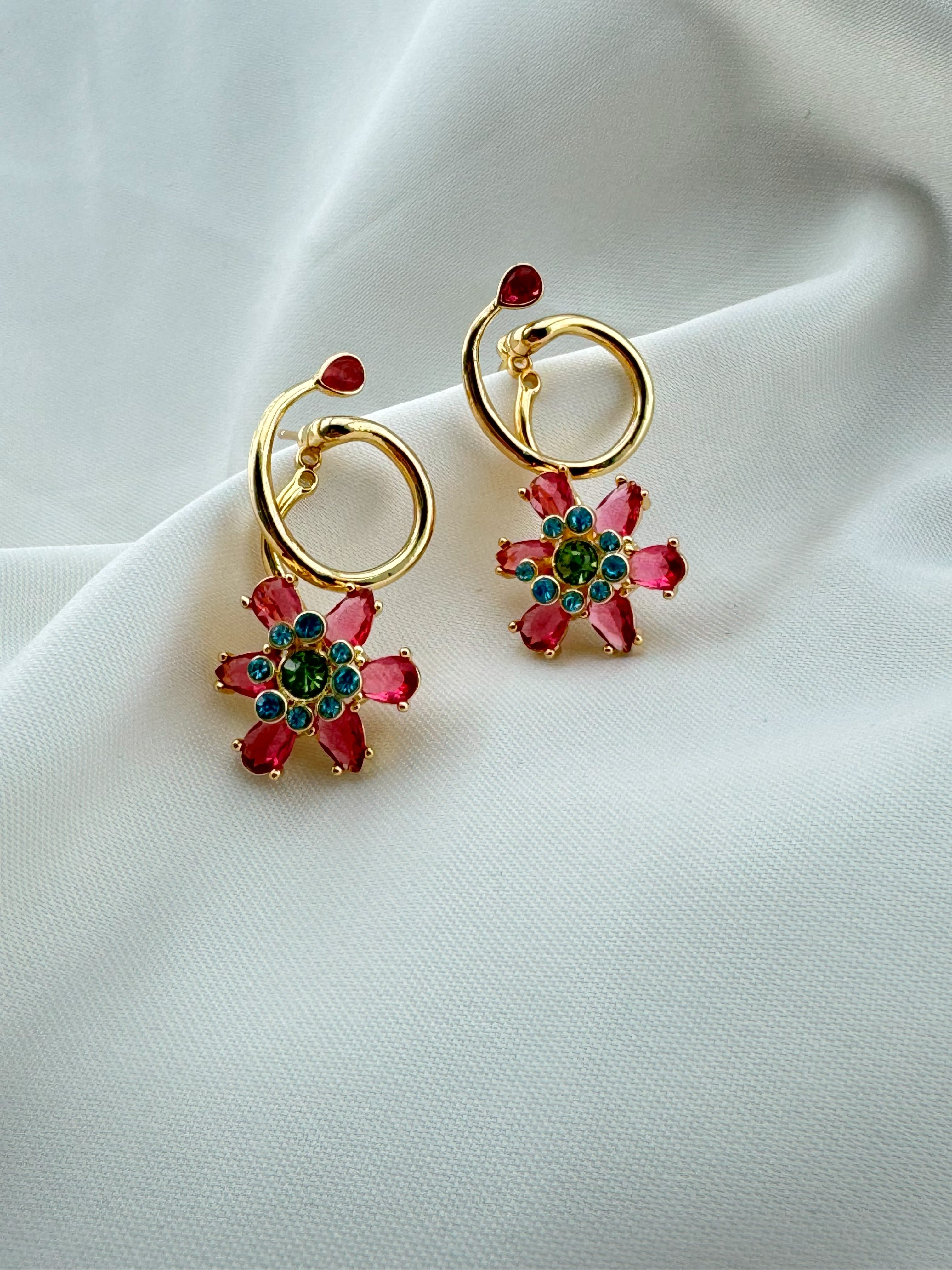 Altın Kaplama Çiçek Motifli Çelik Zirkon Küpe