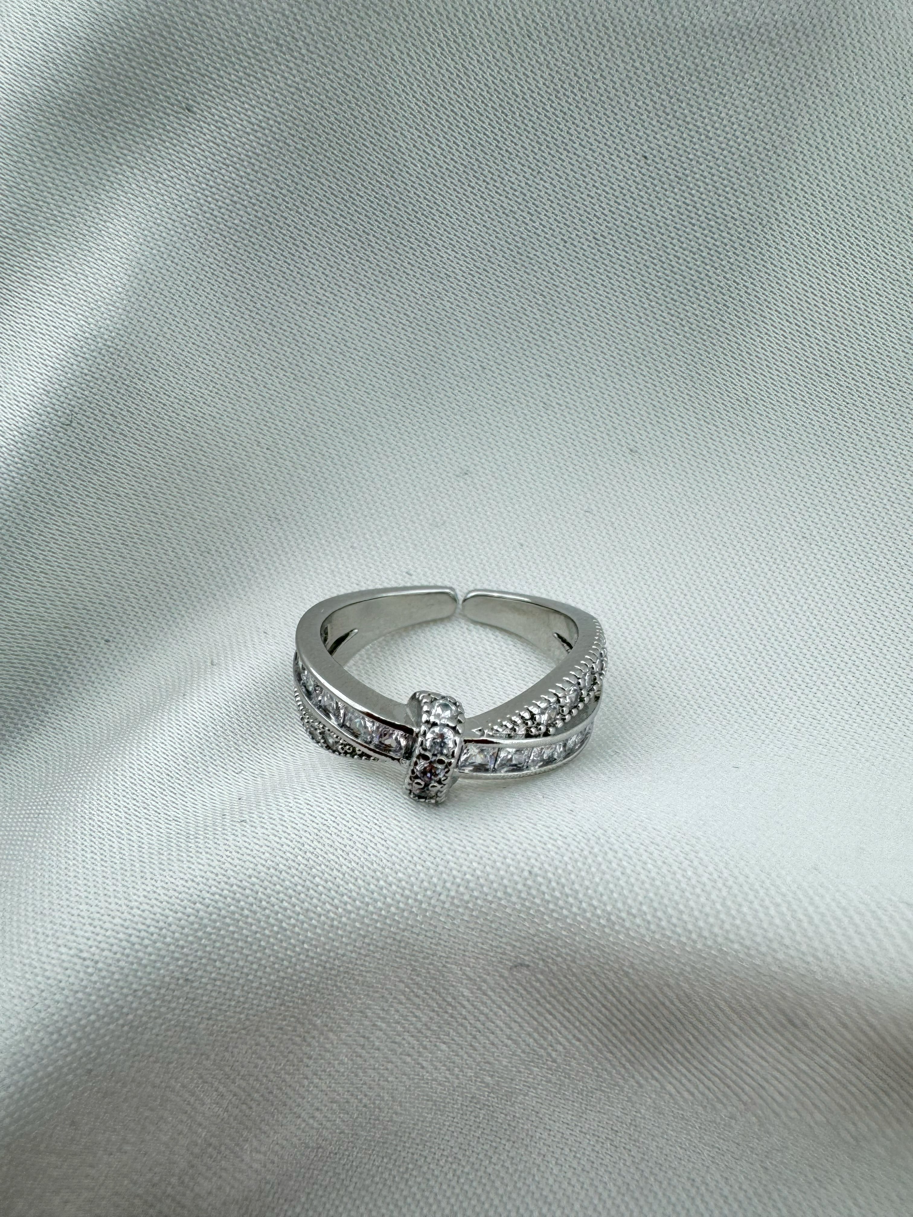 Gümüş Kaplama Yapay Elmas Taşlı Çelik Yüzük