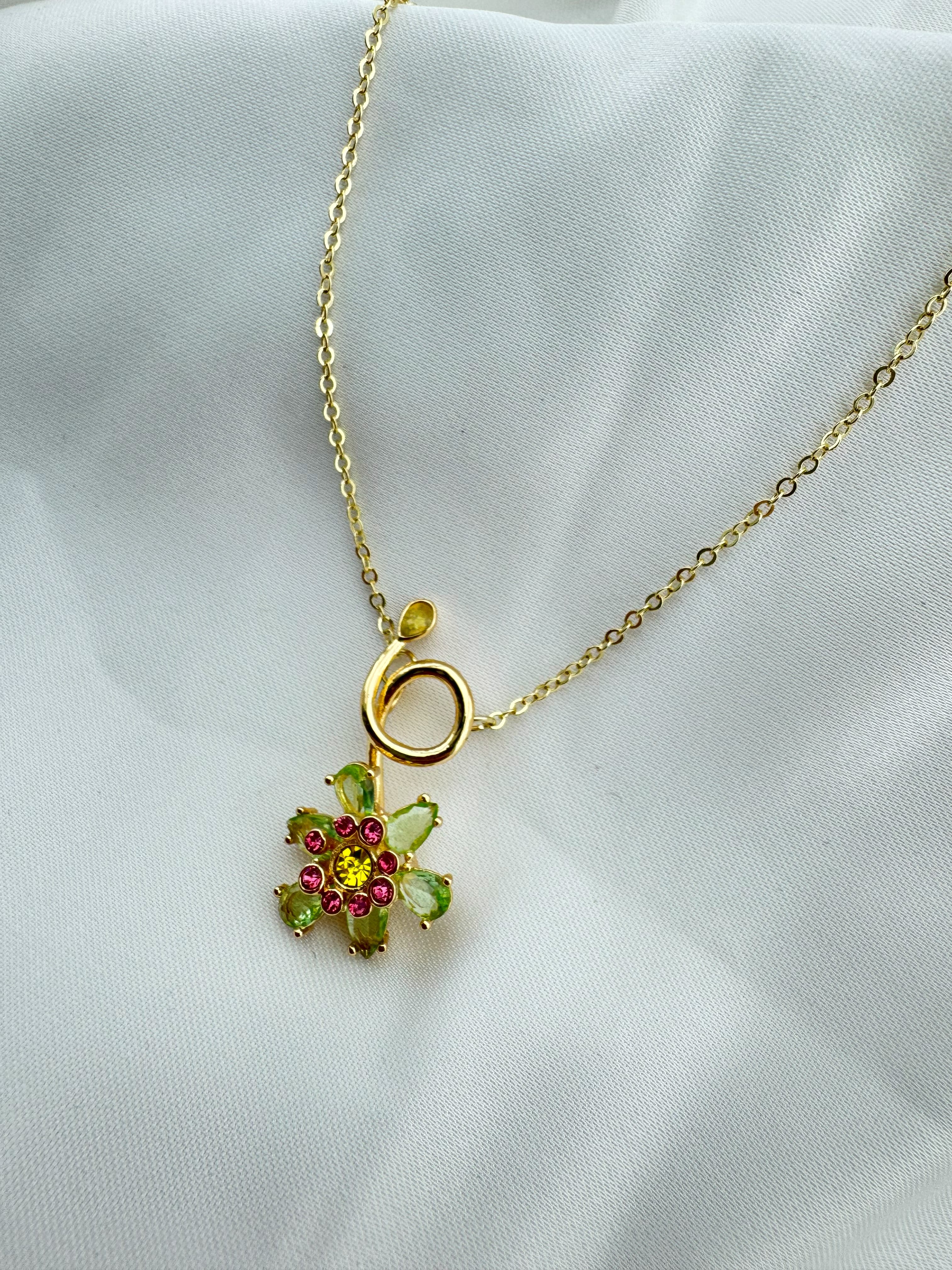 Altın Kaplama Zirkon Çiçek Desenli Çelik Kolye