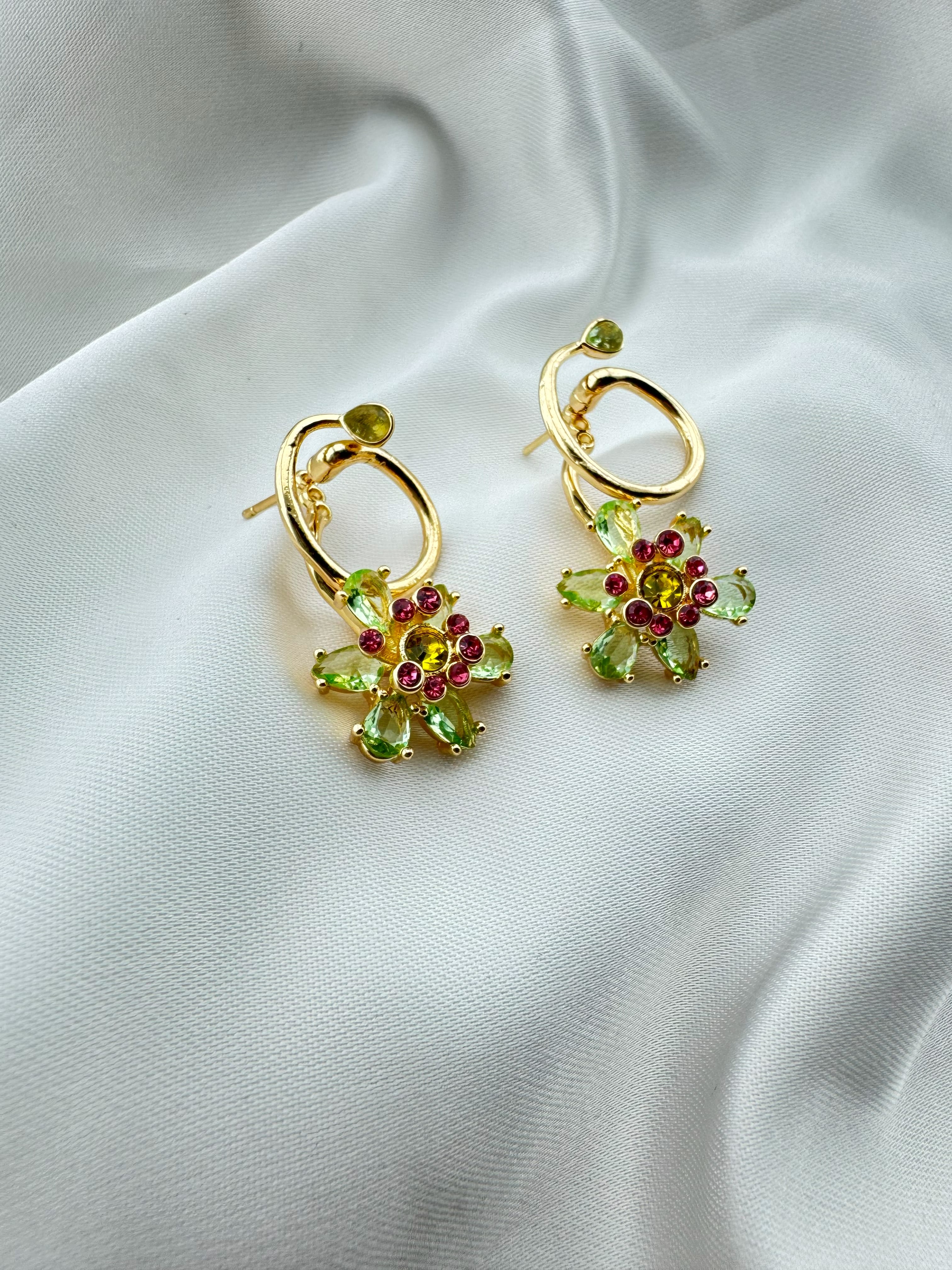 Altın Kaplama Çiçek Motifli Çelik Zirkon Küpe