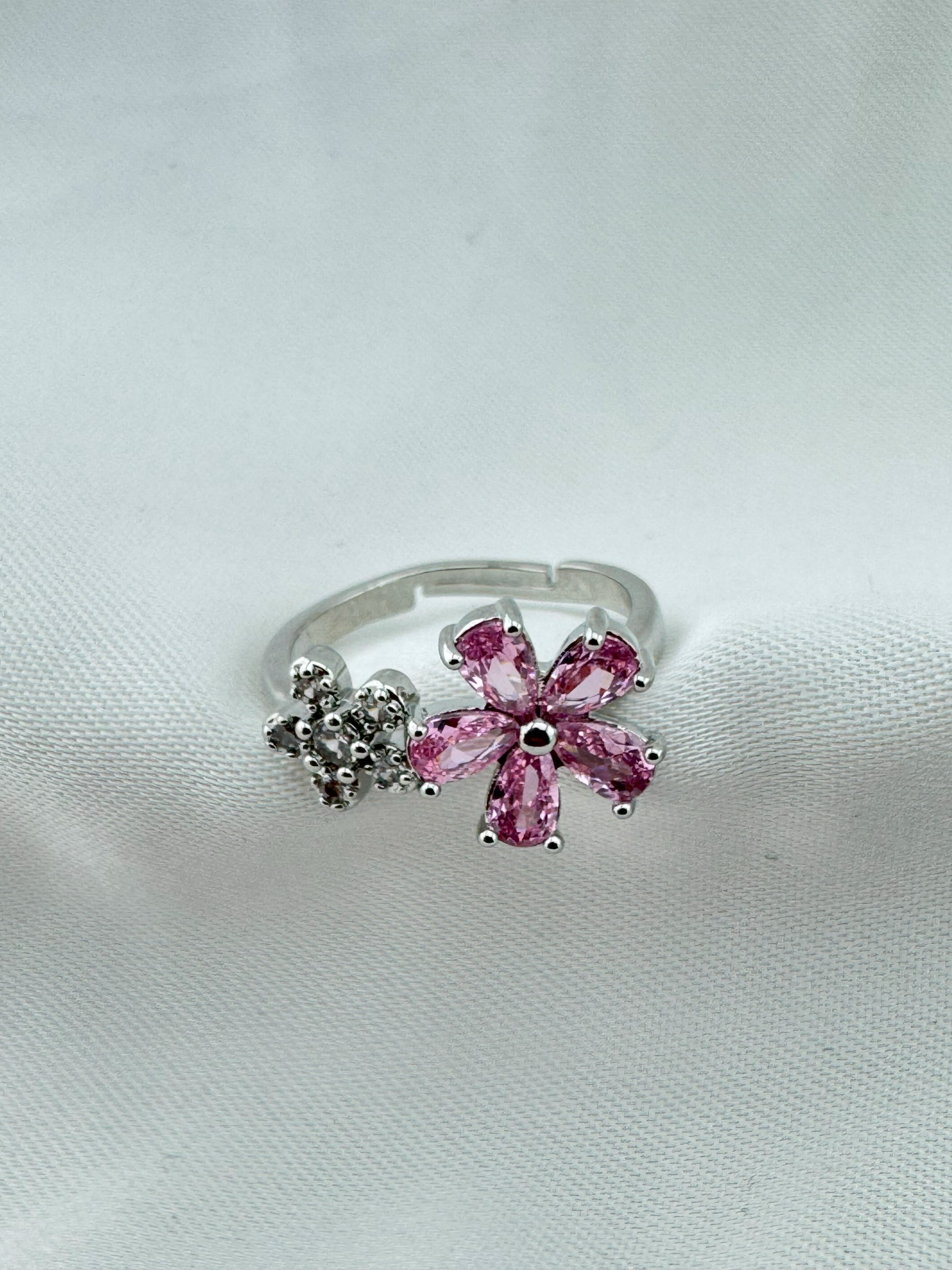 Gümüş Kaplama Zirkon Taşlı Çiçek Desenli Çelik Yüzük