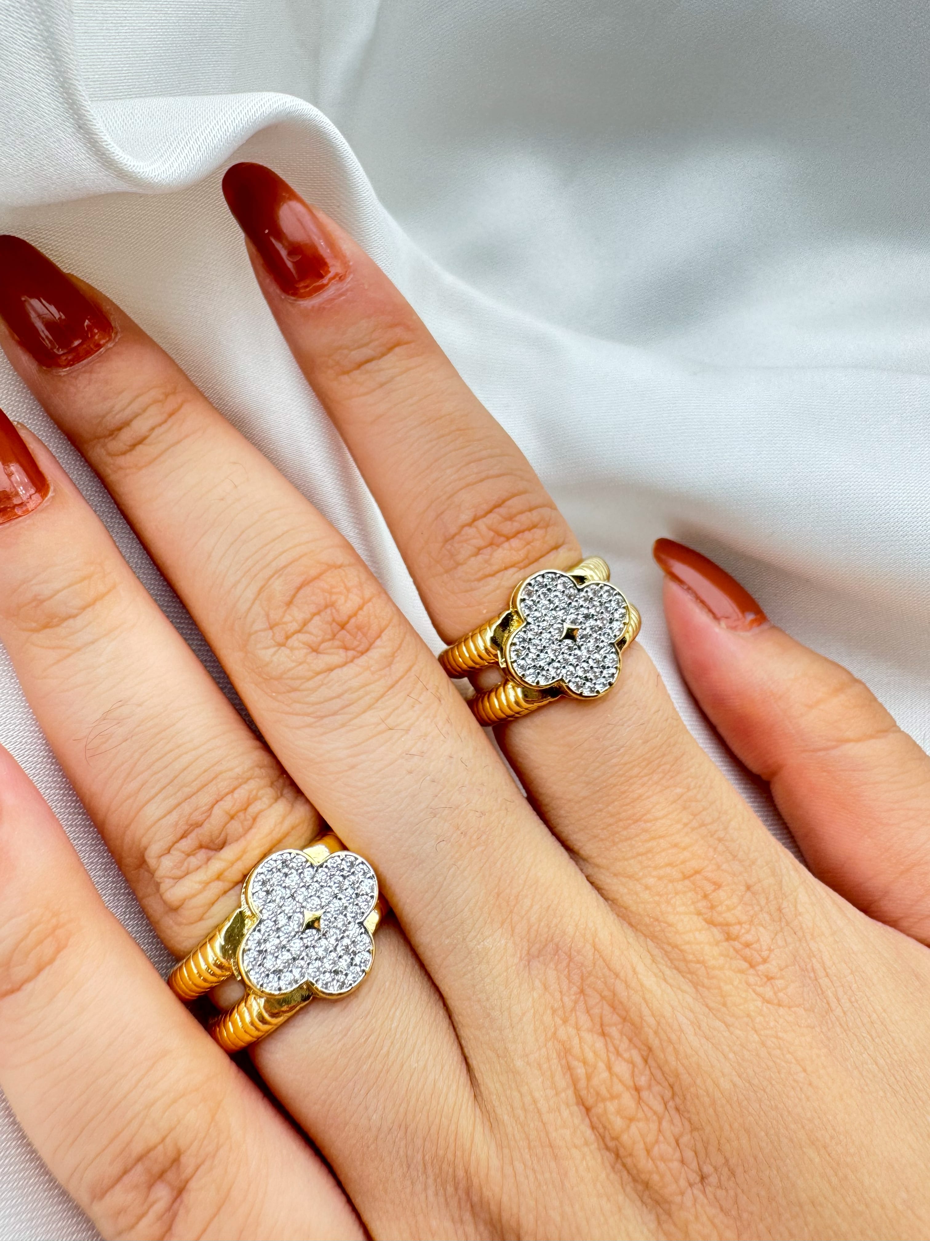 Altın Kaplama Yapay Elmas Taşlı Yonca Desenli Çelik Yüzük