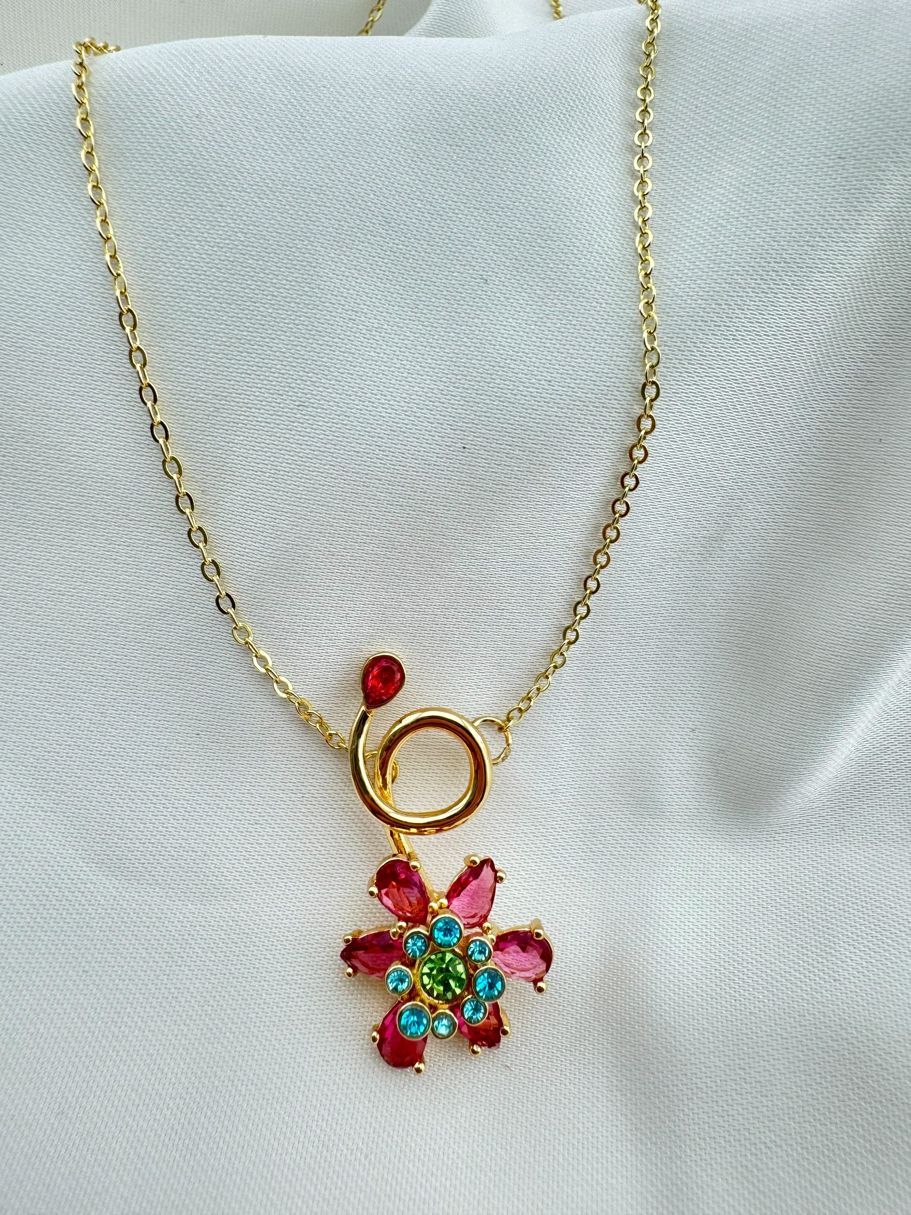 Altın Kaplama Zirkon Çiçek Desenli Çelik Kolye