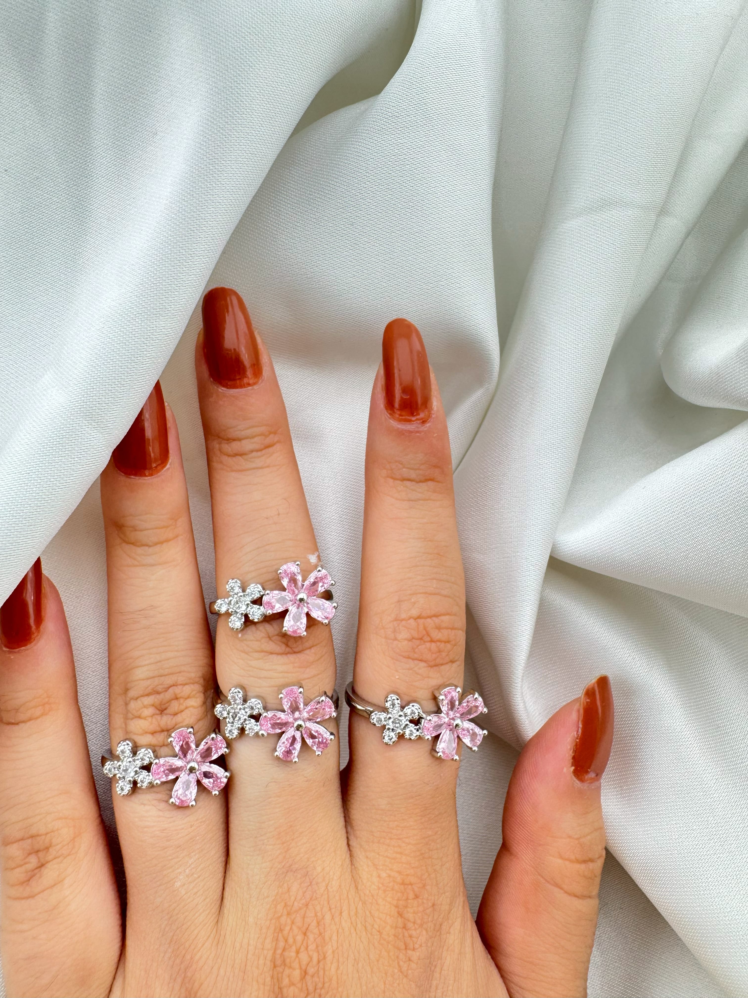 Gümüş Kaplama Zirkon Taşlı Çiçek Desenli Çelik Yüzük