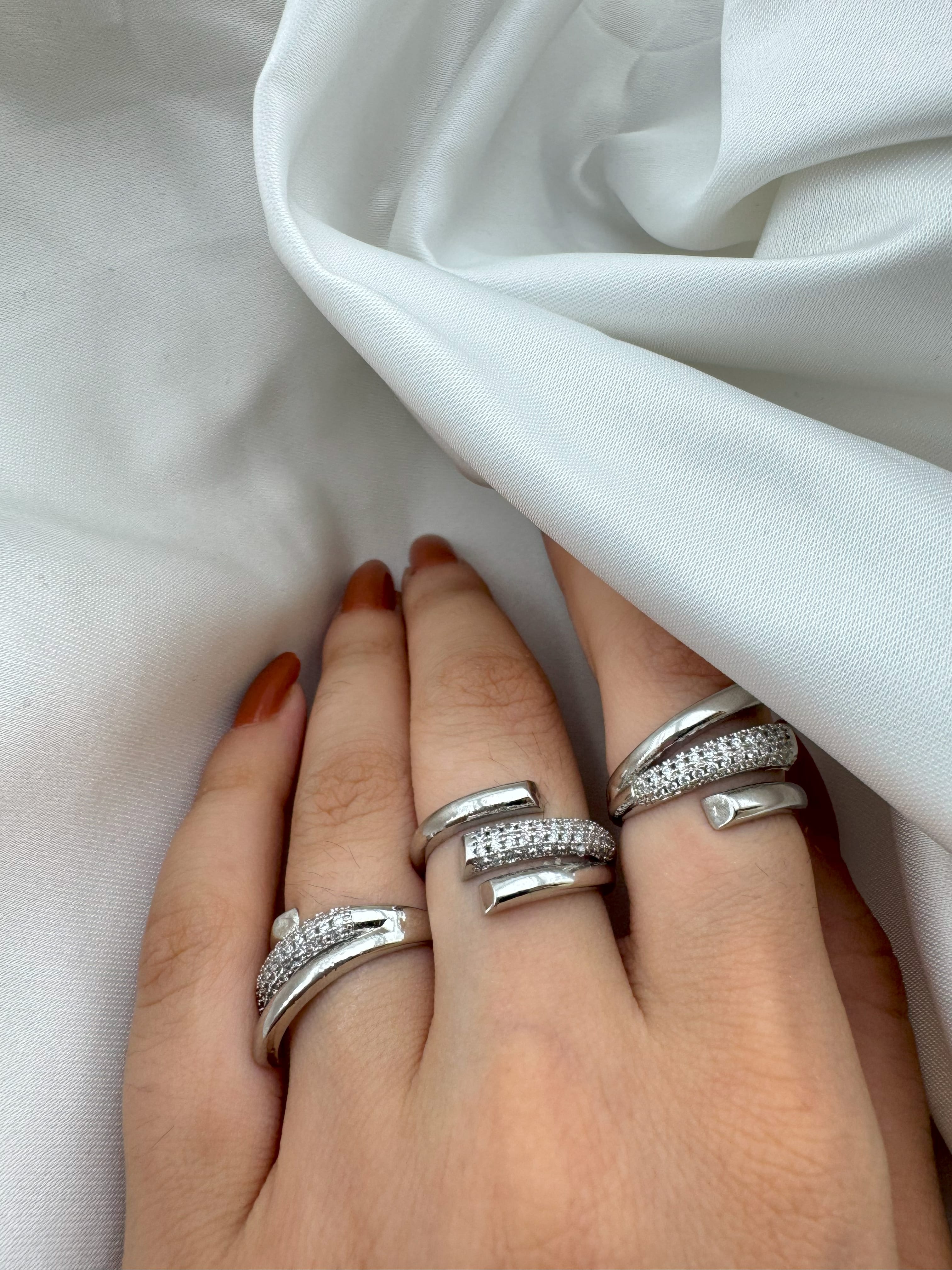 Gümüş Kaplama Yapay Elmas Taşlı Çelik Yüzük