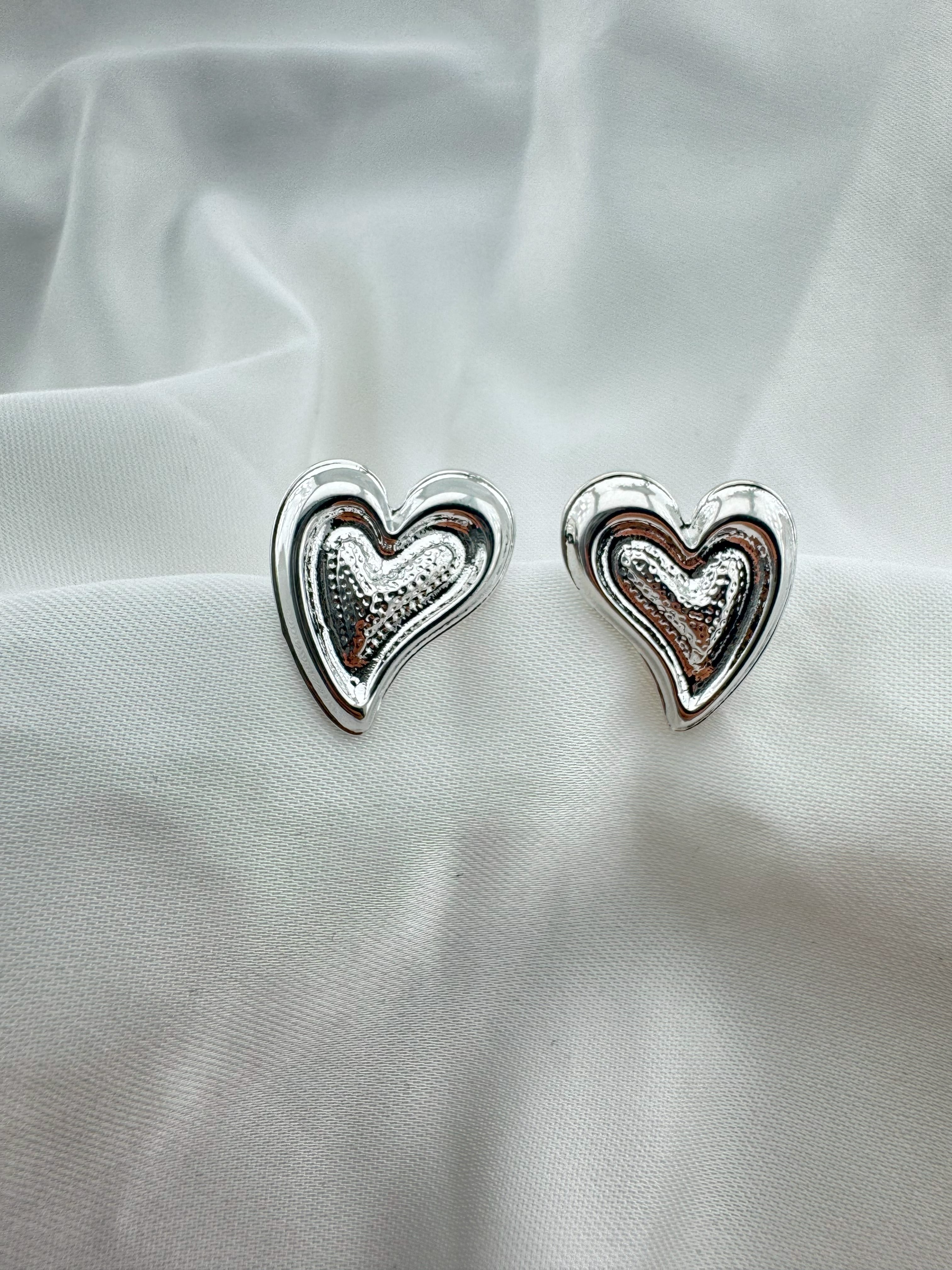 Kalp Desenli Gümüş Kaplama Çelik Küpe